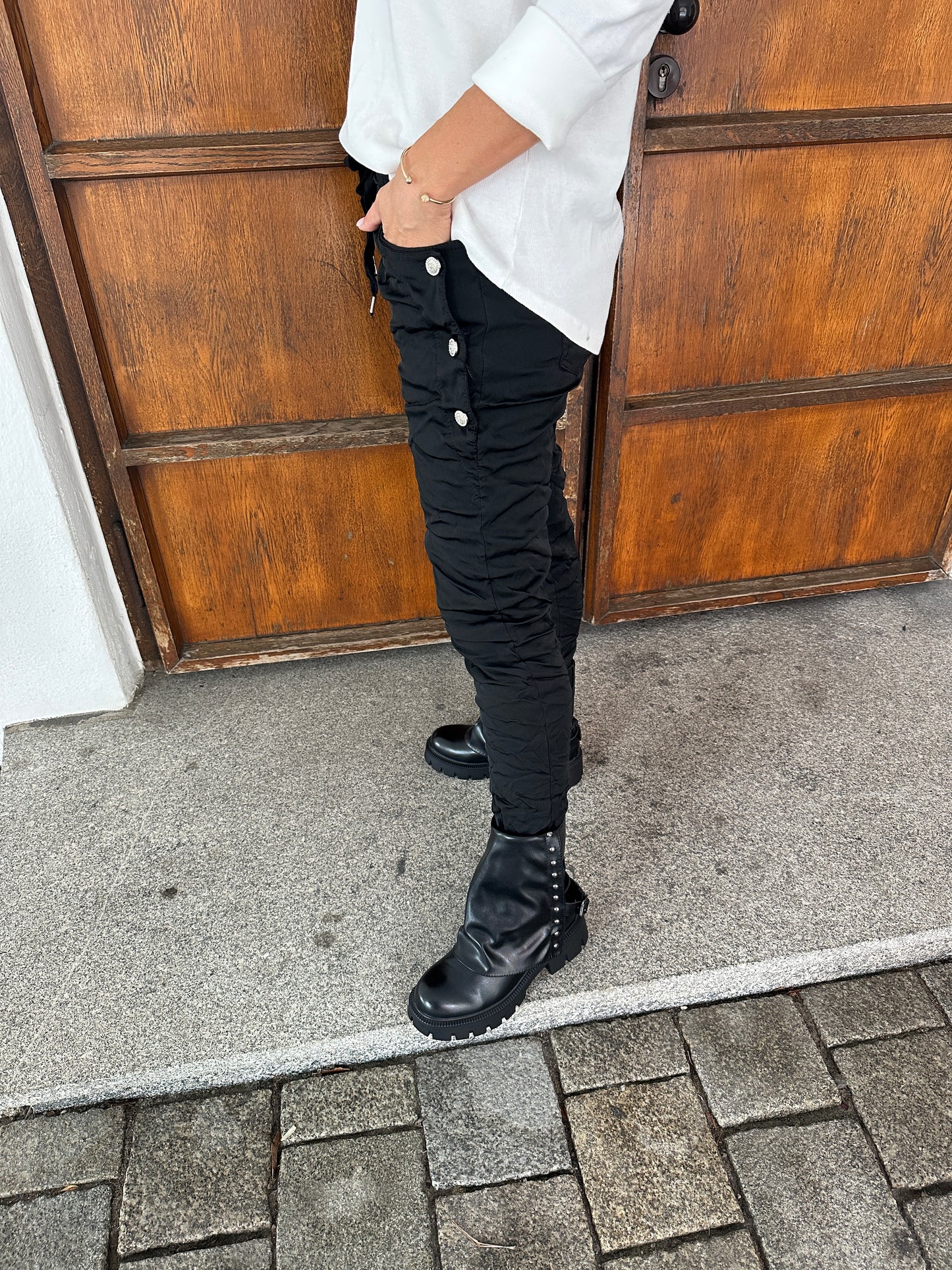 hose in schwarz (satin) mit glitzerknöpfe seitlich