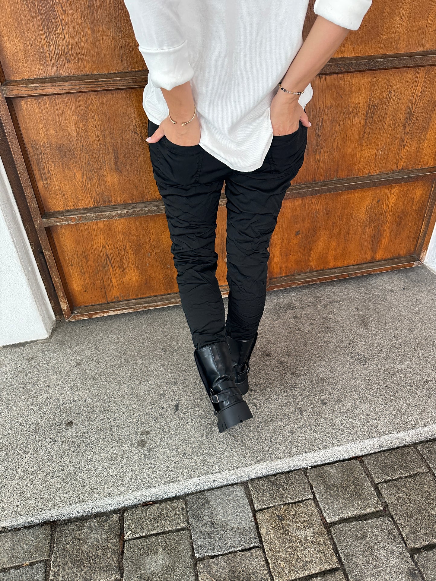 hose in schwarz (satin) mit glitzerknöpfe seitlich