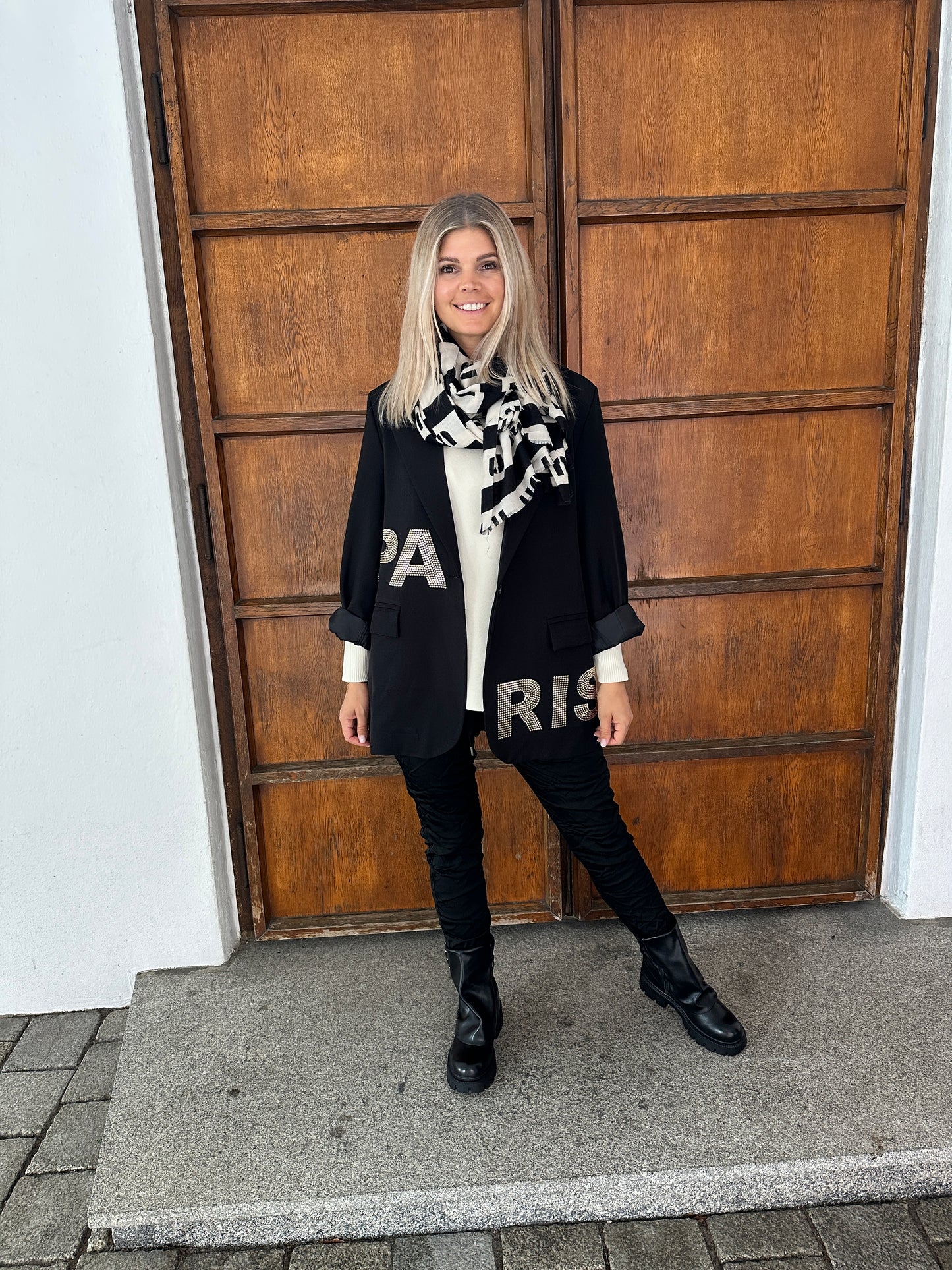 schal in schwarz/wollweiß