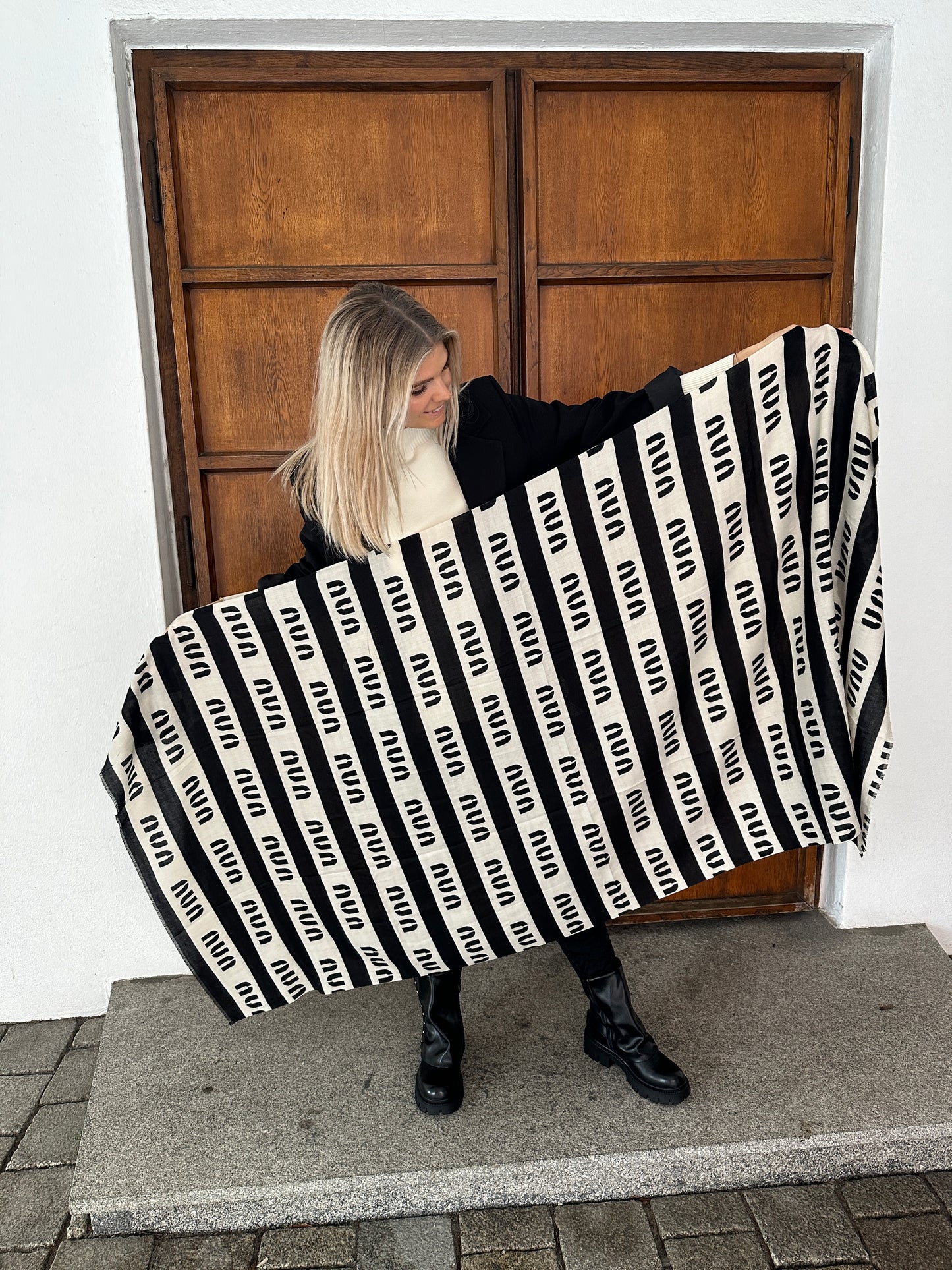 schal in schwarz/wollweiß