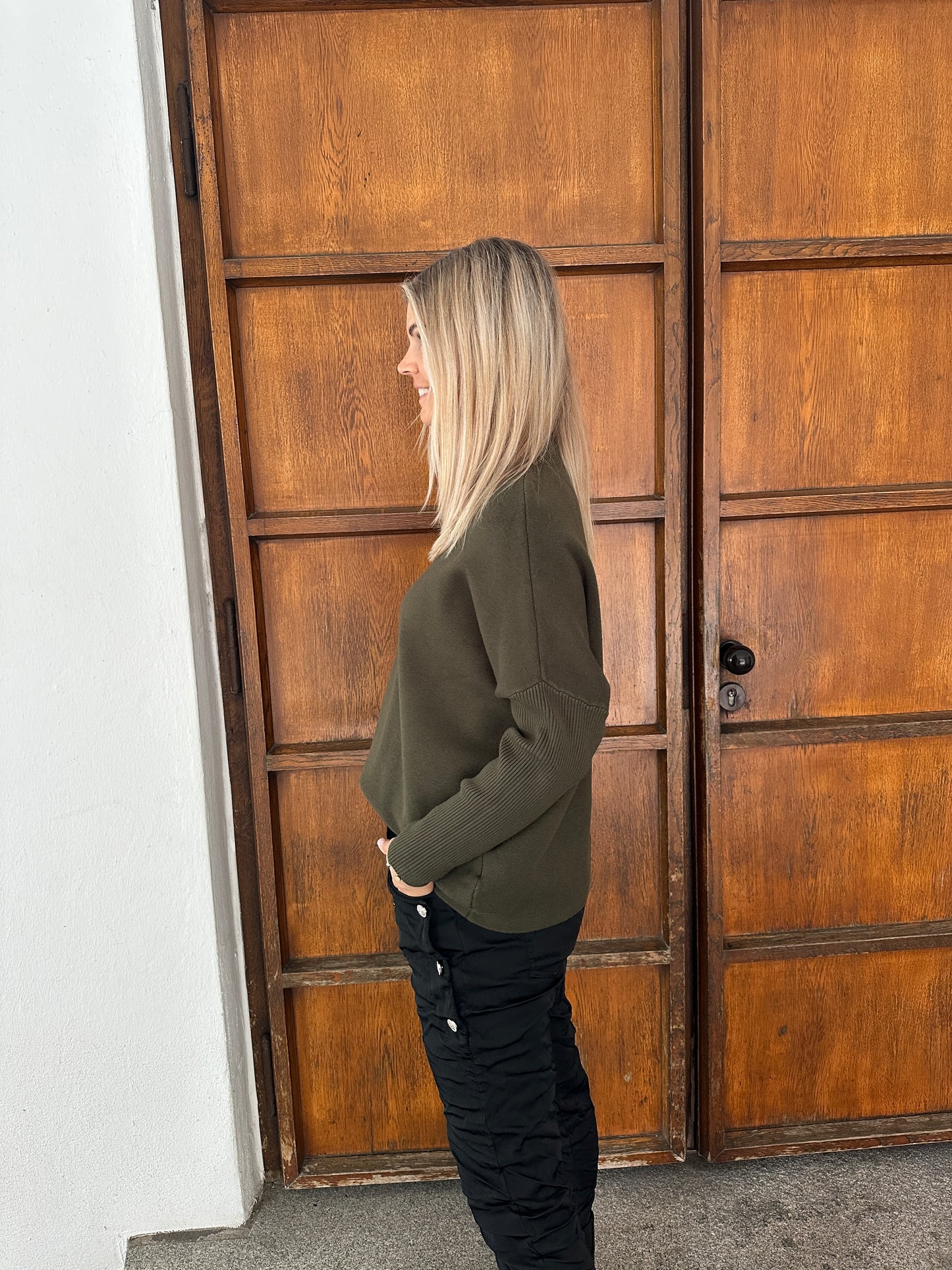 pullover in olivgrün