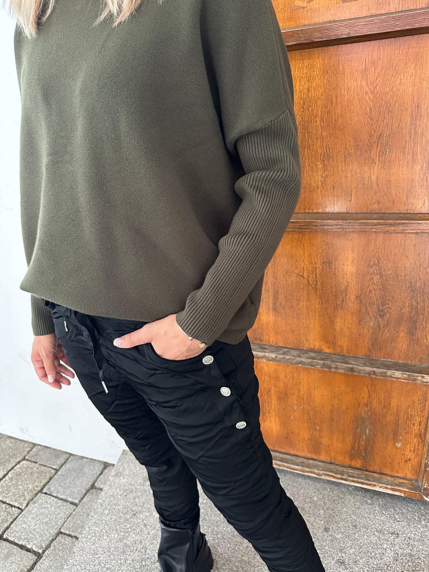 pullover in olivgrün