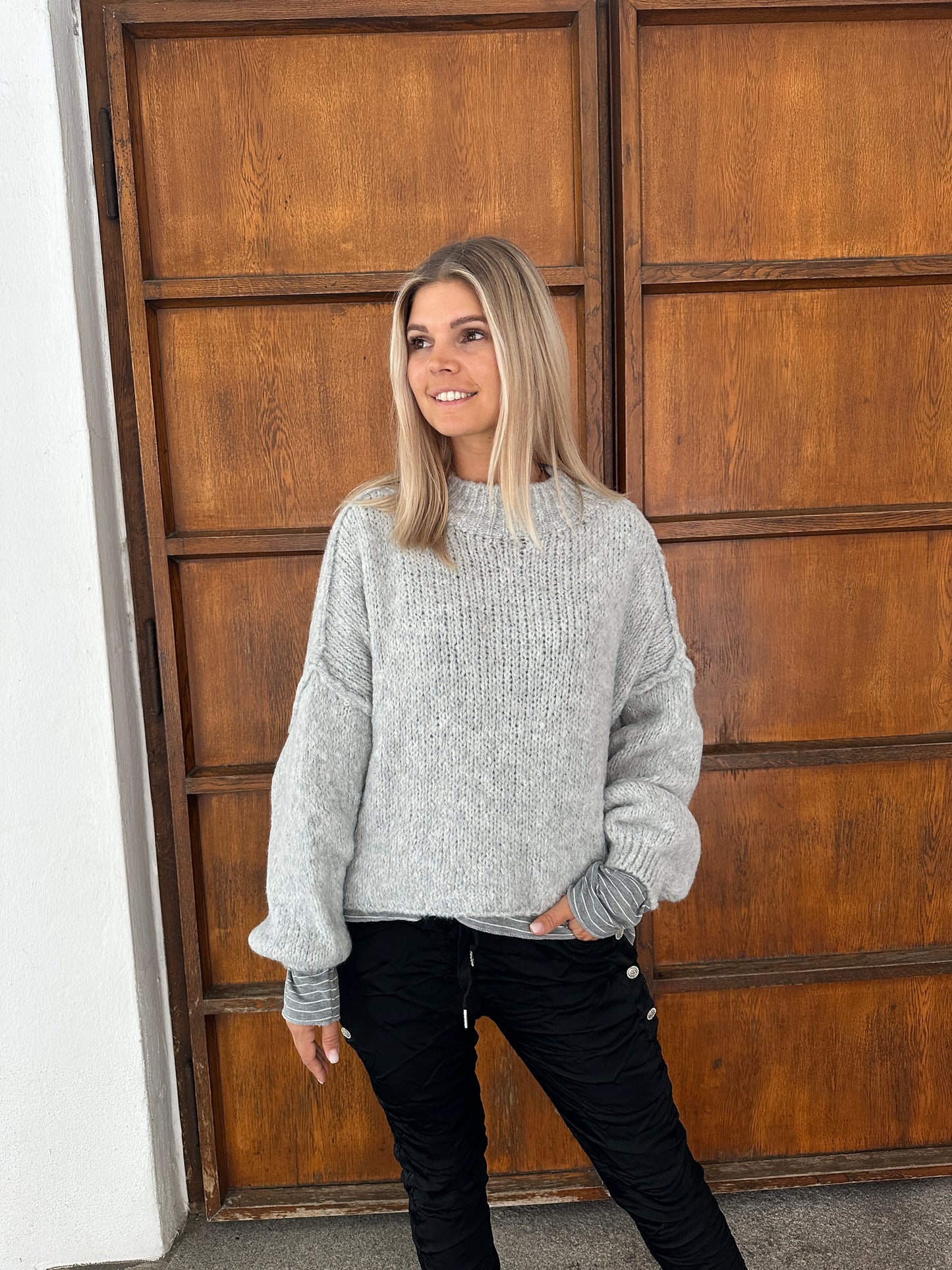 strickpullover in hellgrau