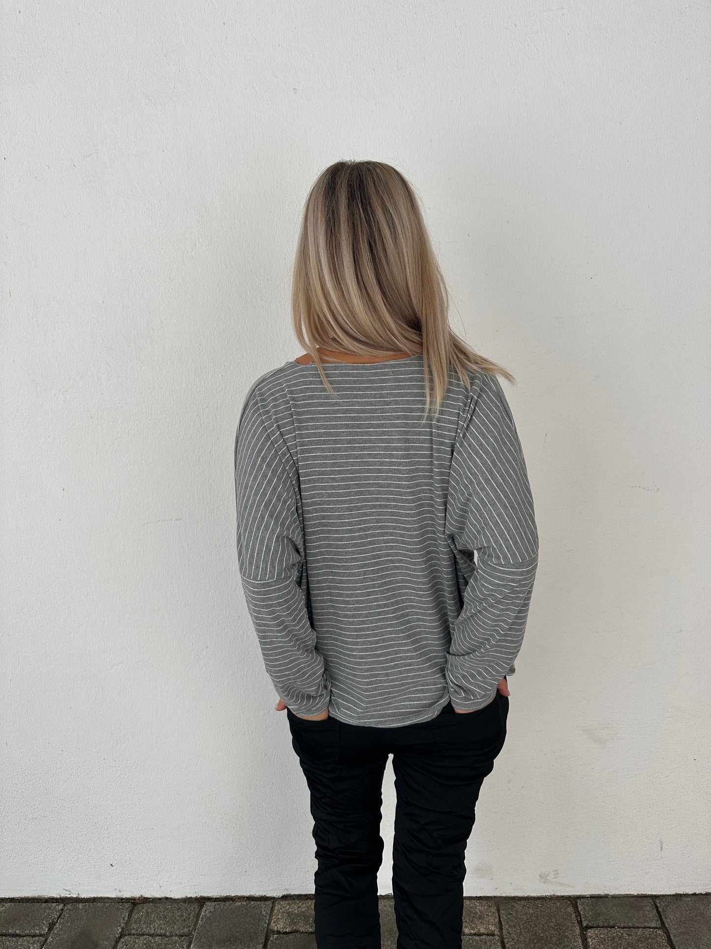 shirt in grau mit streifen