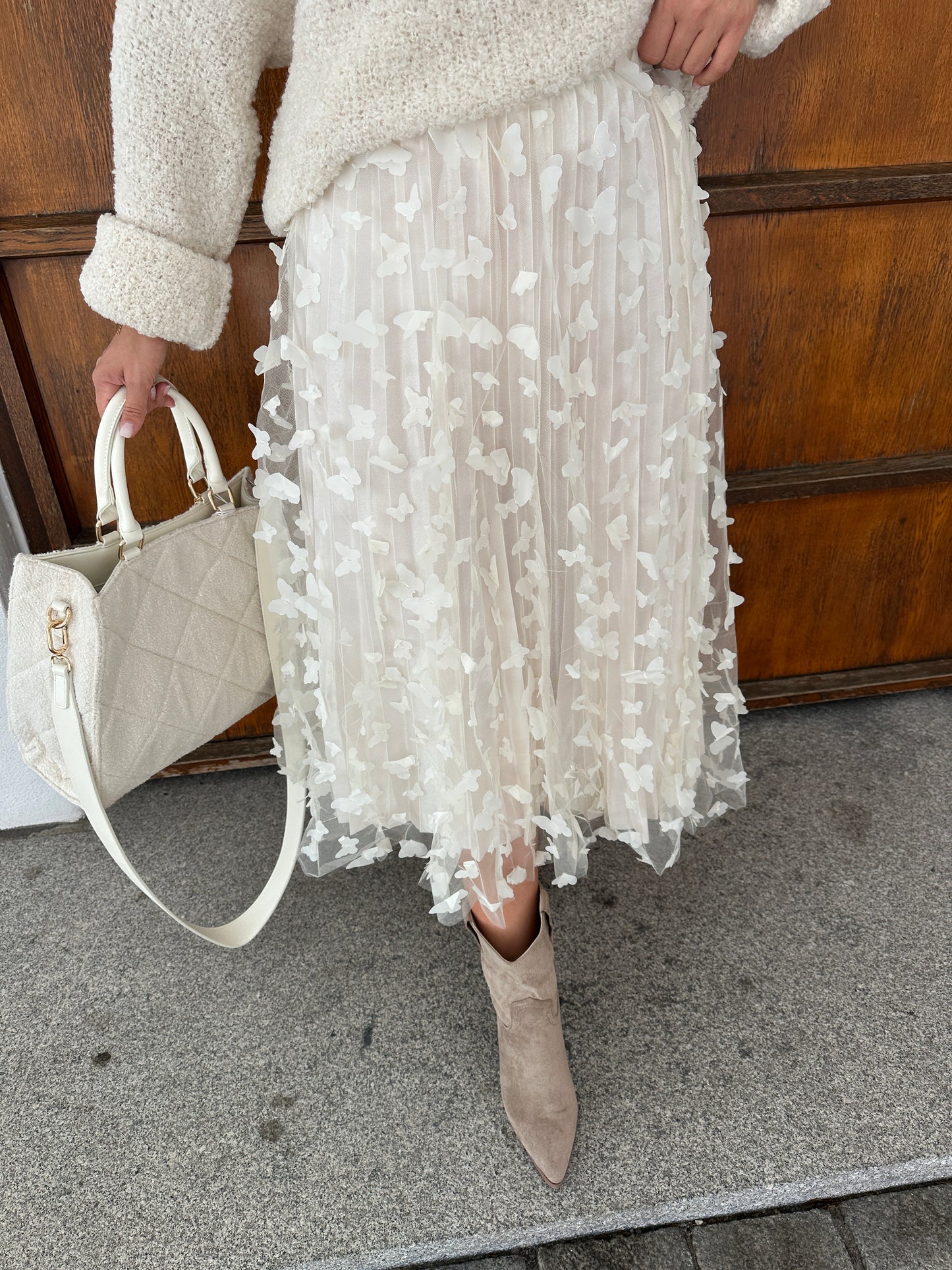 rock mit schmetterlinge in wollweiß