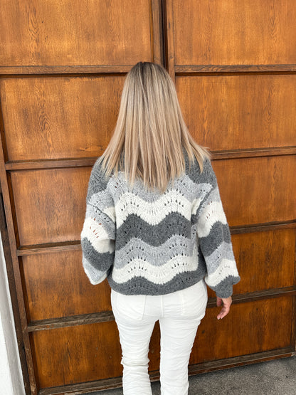 Strickjacke in verschiedenen Grautönen