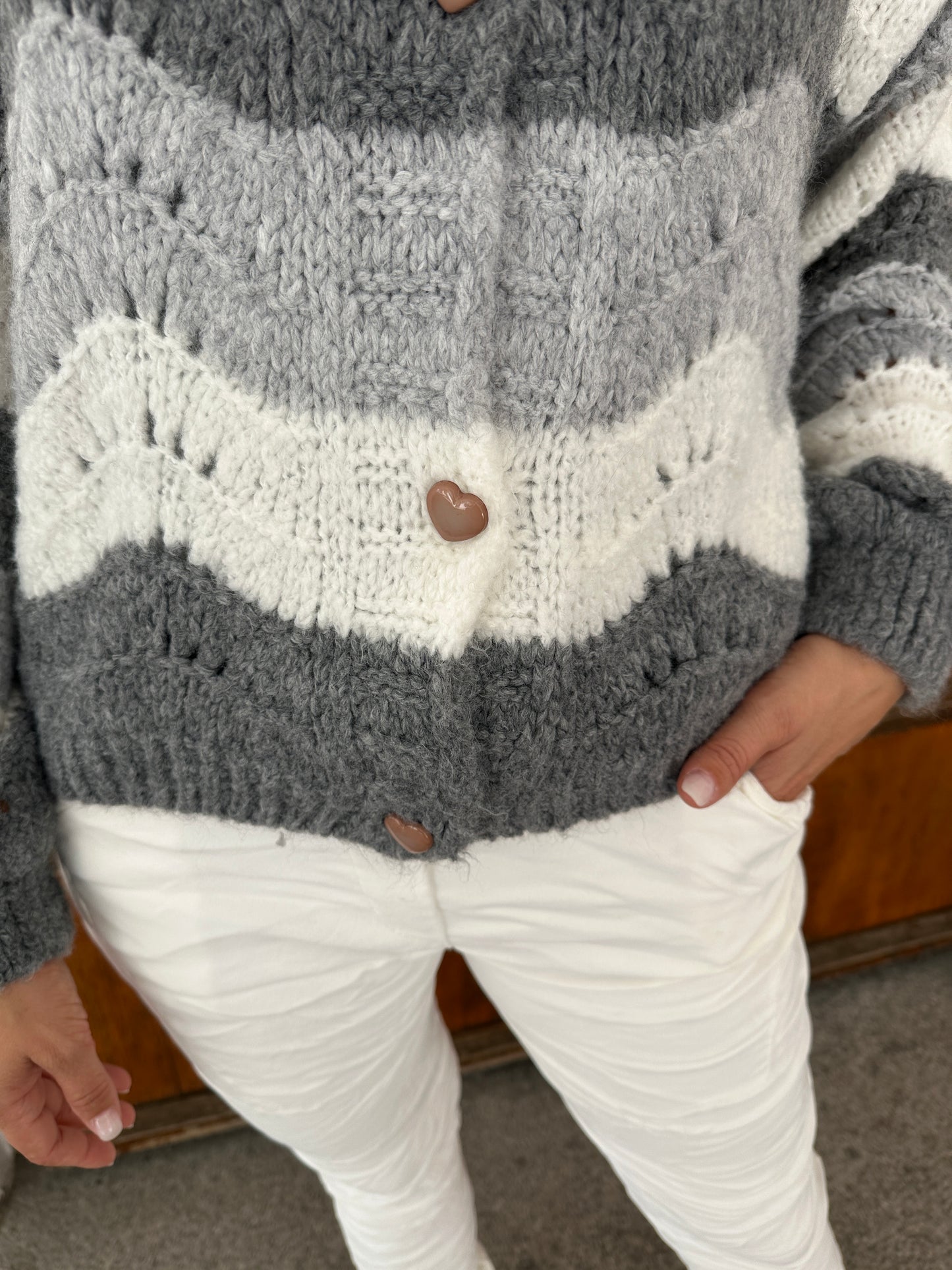 strickjacke in verschiedenen grautönen