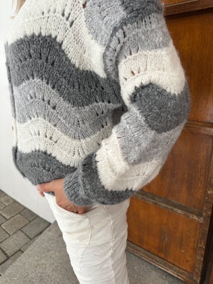 Strickjacke in verschiedenen Grautönen