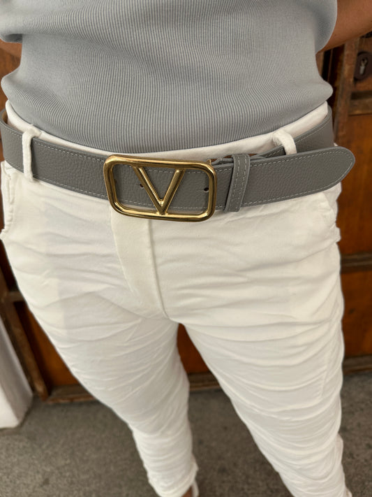 Gürtel in Grau und V- Schnalle