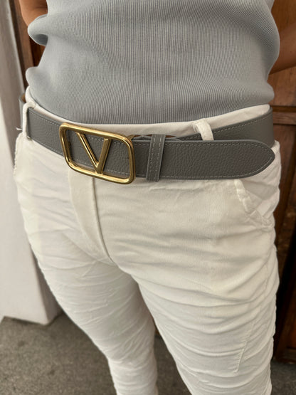 Gürtel in Grau und V- Schnalle
