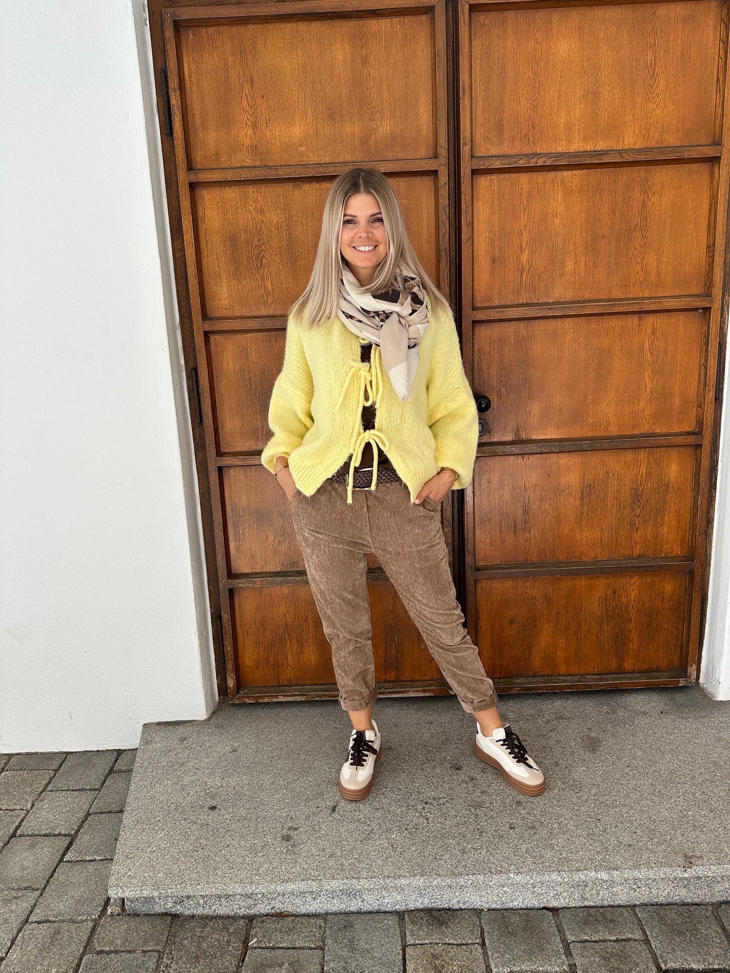 strickjacke in zitronengelb zum binden vorne