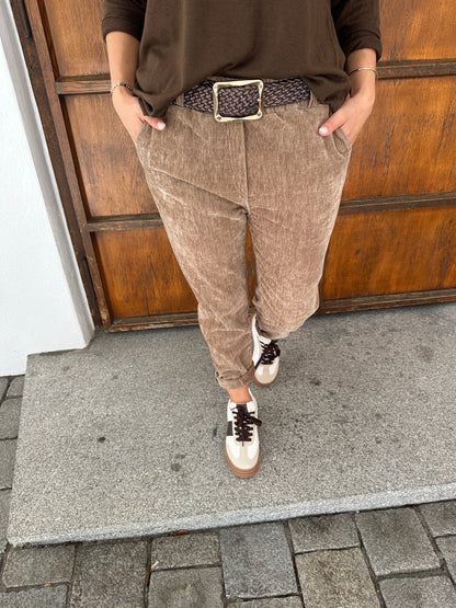 Hose in Samtoptik in der Farbe Zimt