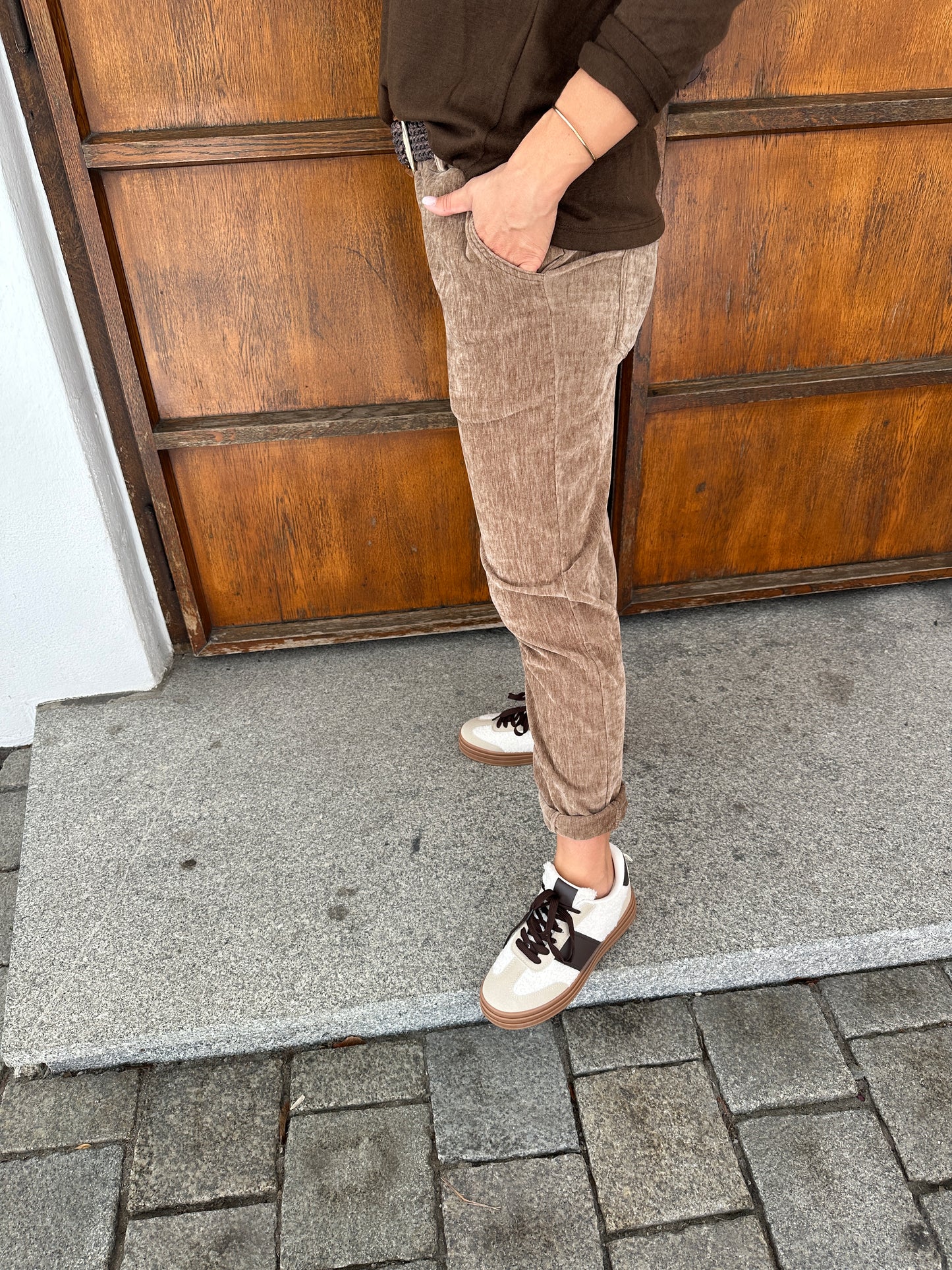 hose in samtoptik in der farbe zimt