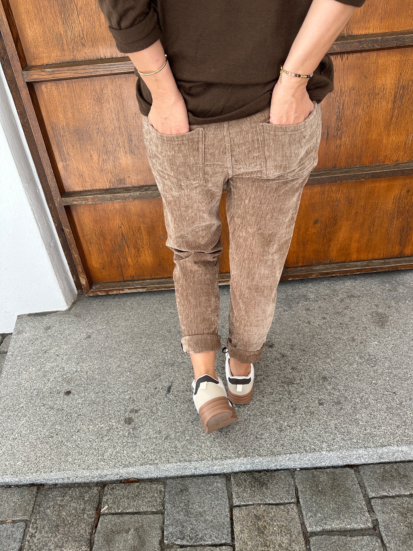 hose in samtoptik in der farbe zimt