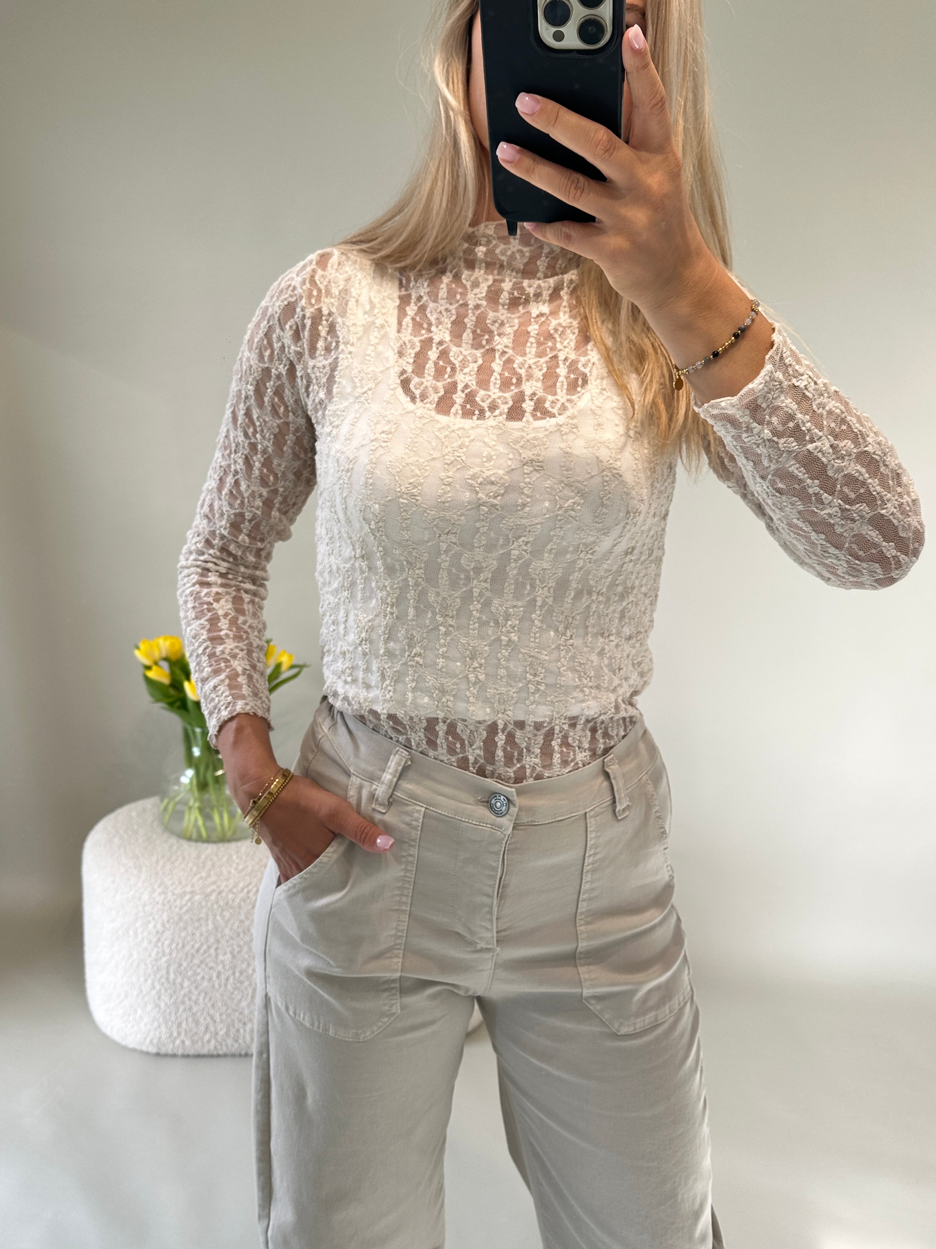 Spitzenshirt in Hellbeige mit kleinen Stehkragen