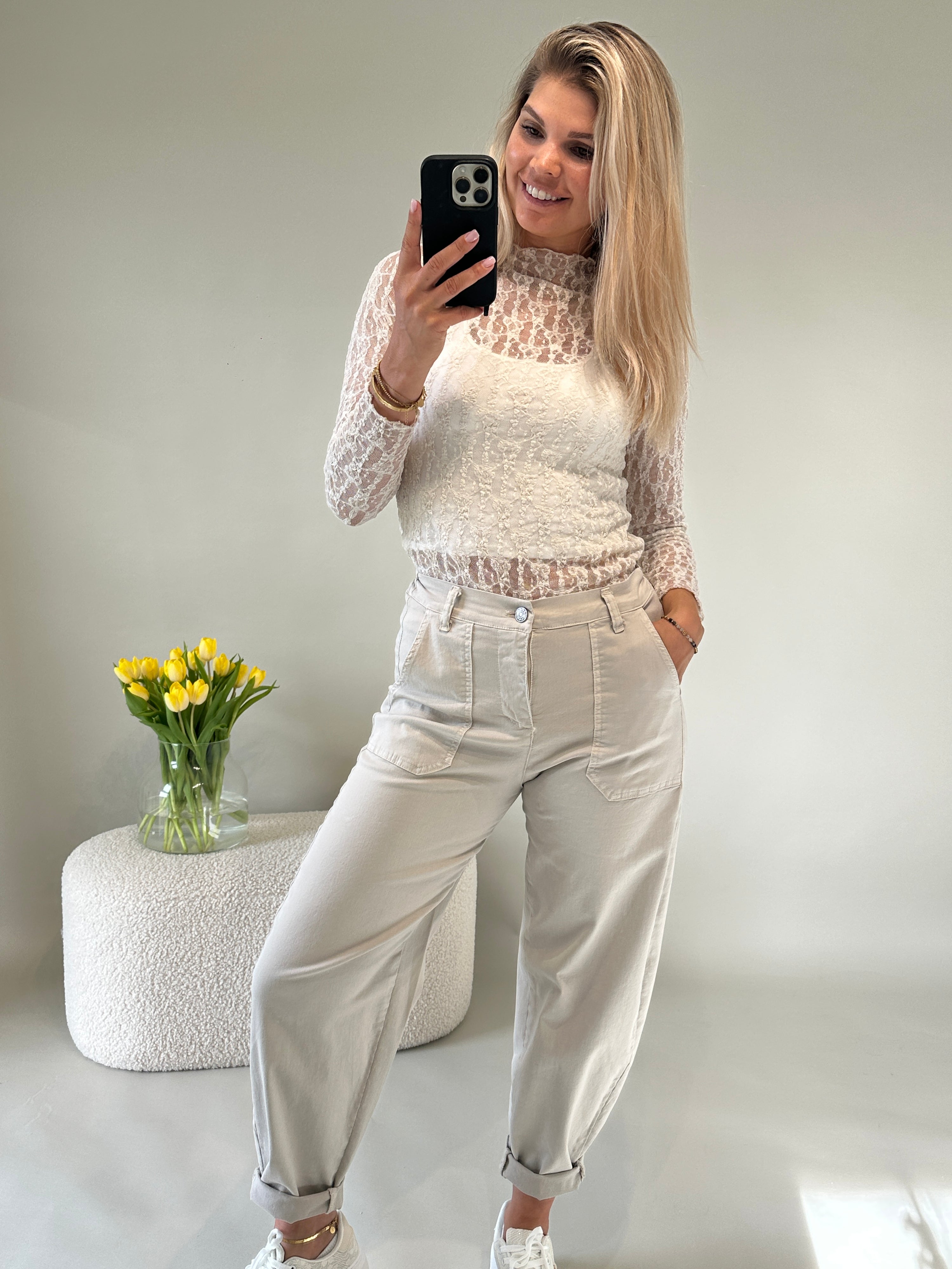 Spitzenshirt in Hellbeige mit kleinen Stehkragen