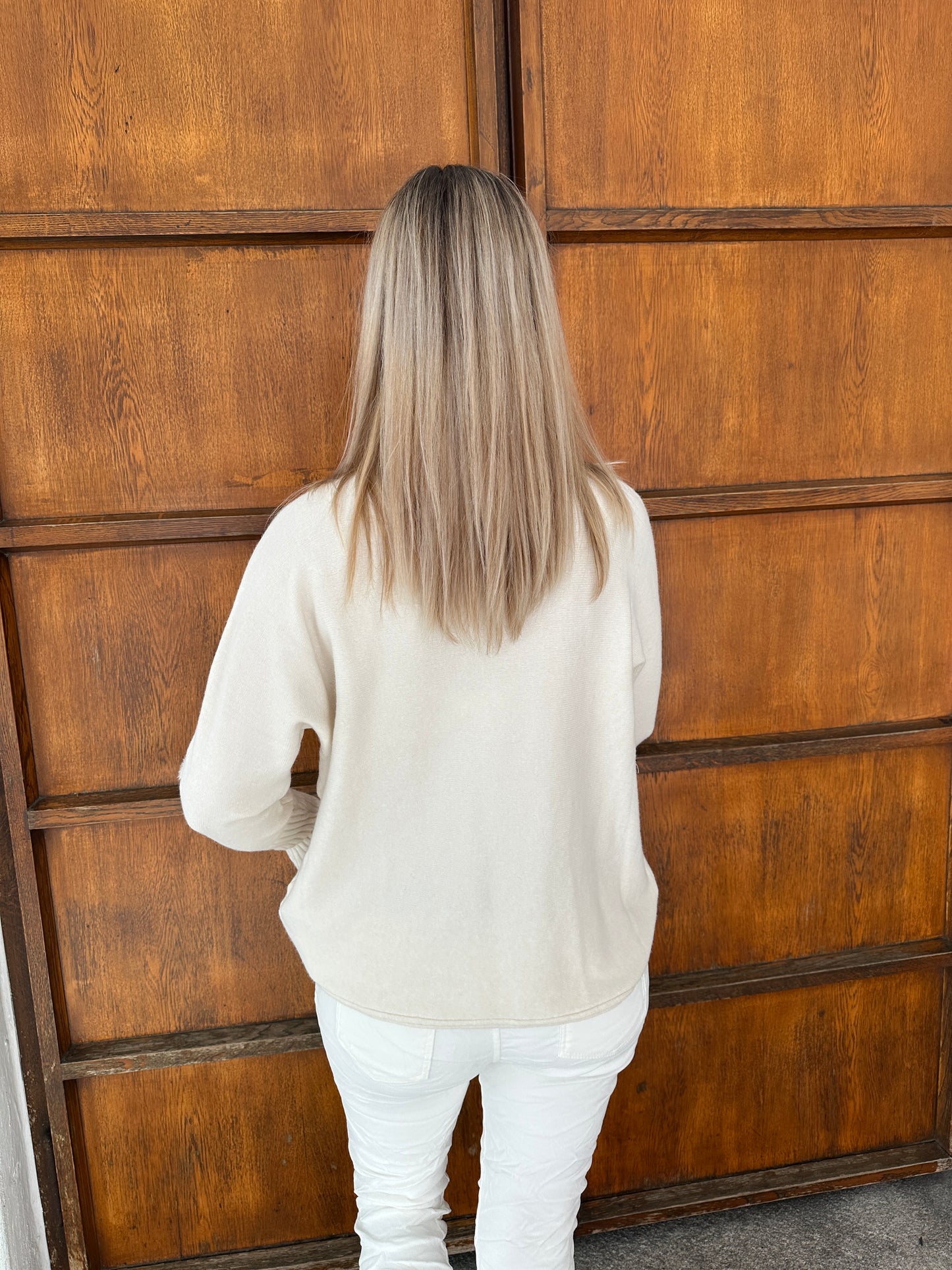 pullover in wollweiß mit kunstpelz-punkte