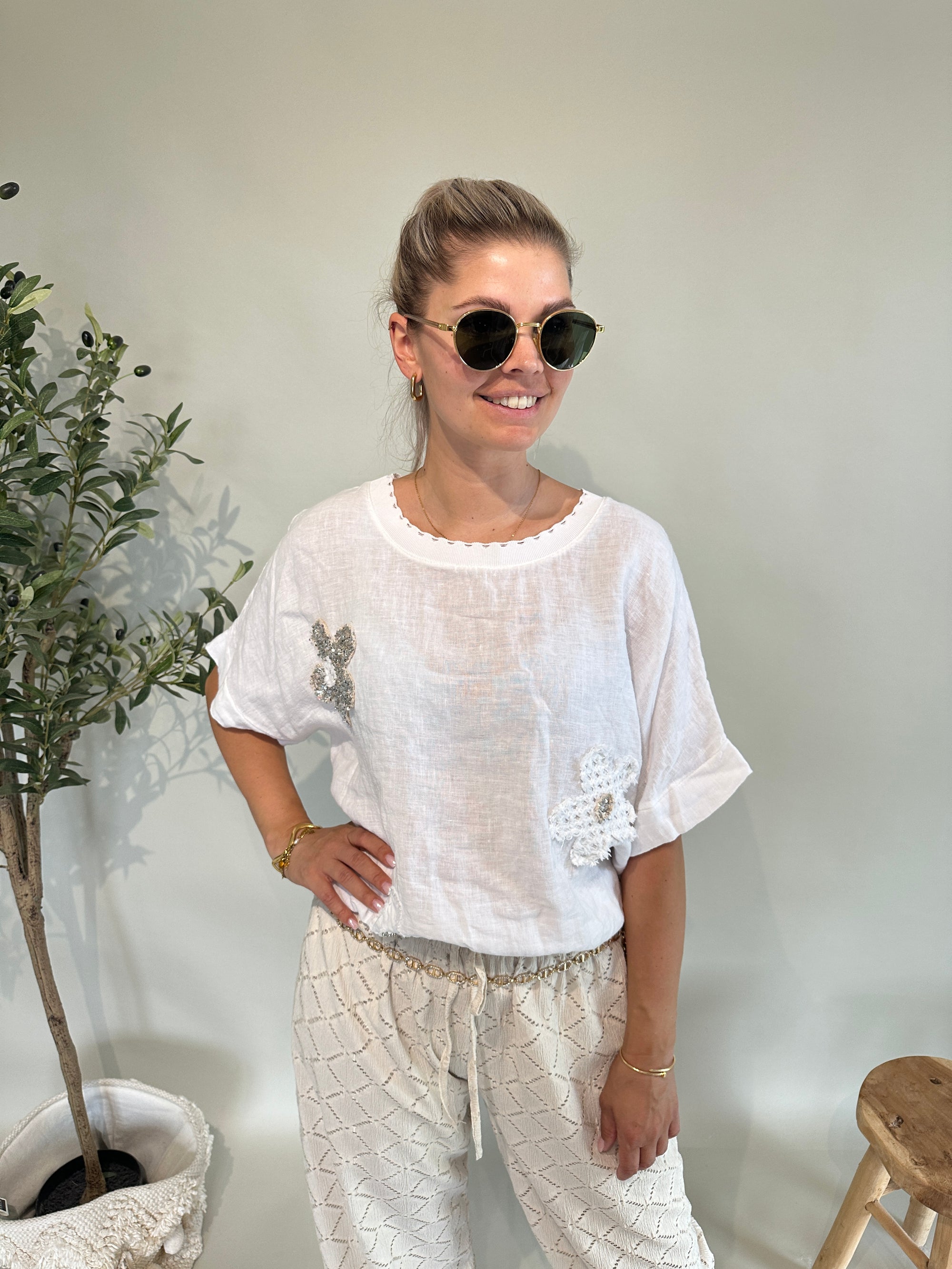 Shirt in Weiß mit Glitzer-Blumen
