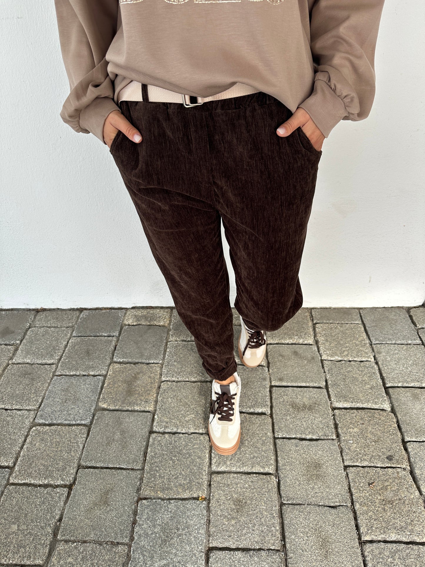 hose in schokobraun in samtoptik