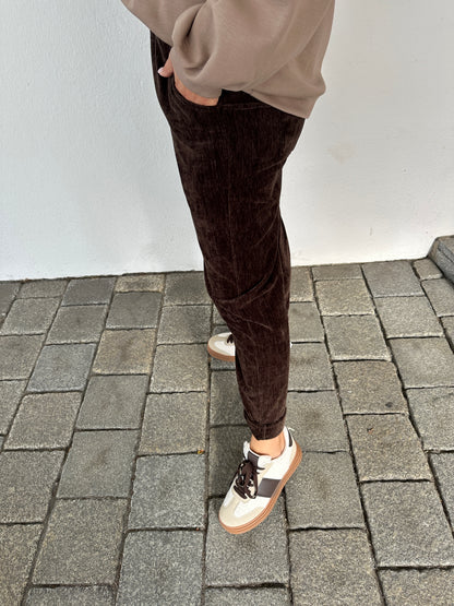 Hose in Schokobraun in Samtoptik