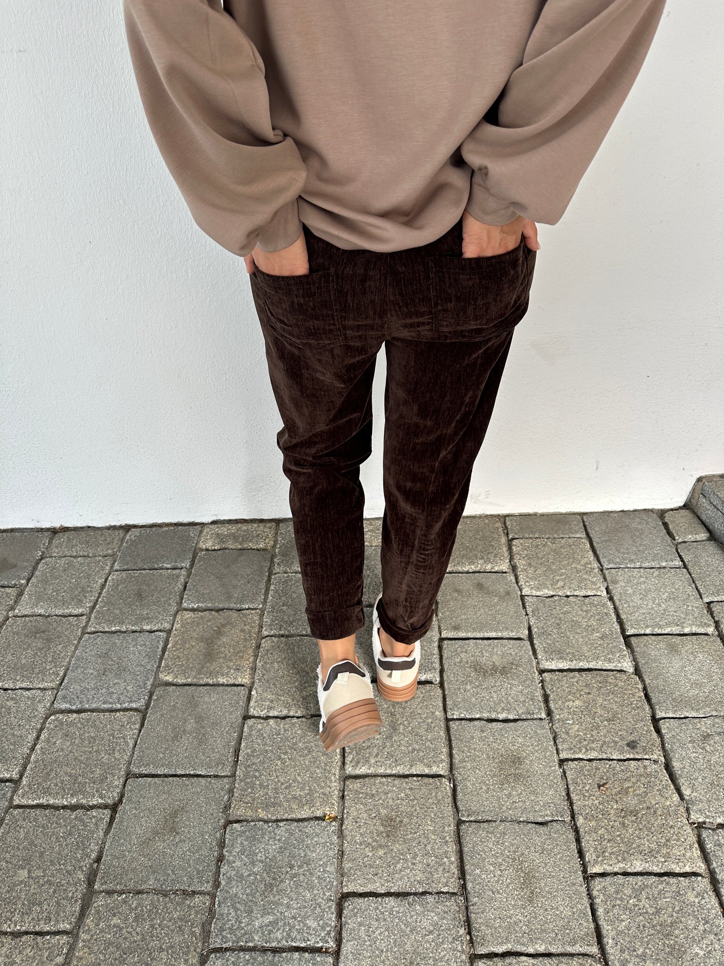 hose in schokobraun in samtoptik