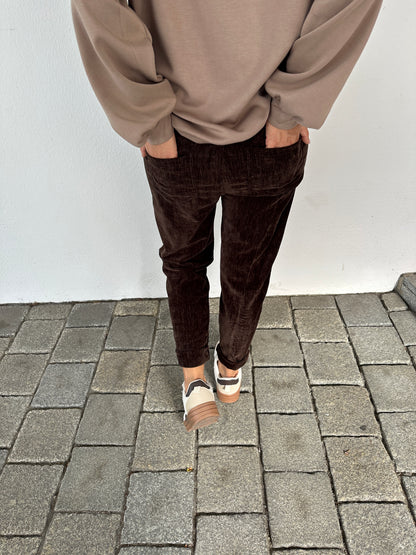 Hose in Schokobraun in Samtoptik