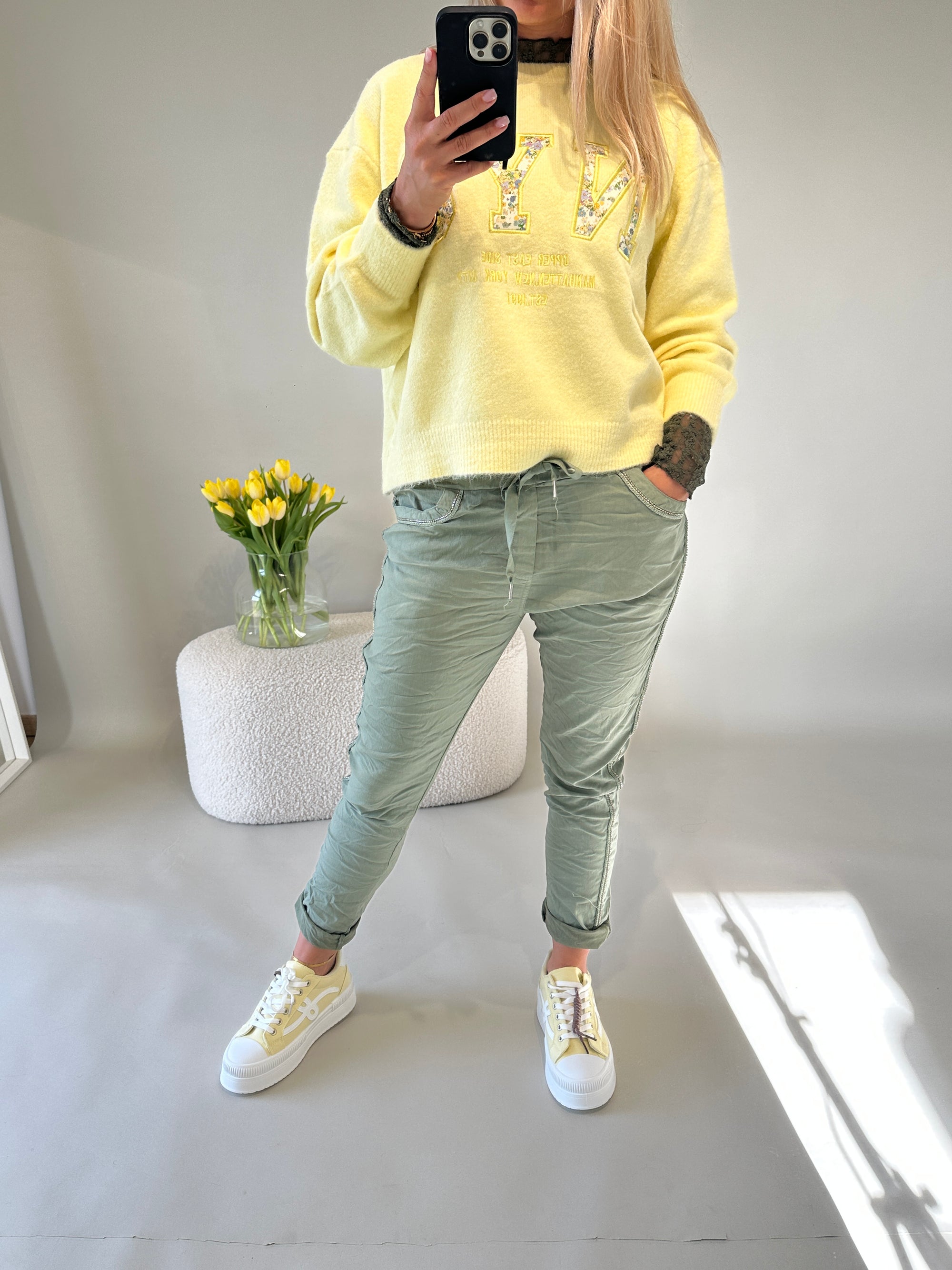 Hose in Olivgrün mit Glitzersteinen an der Seite