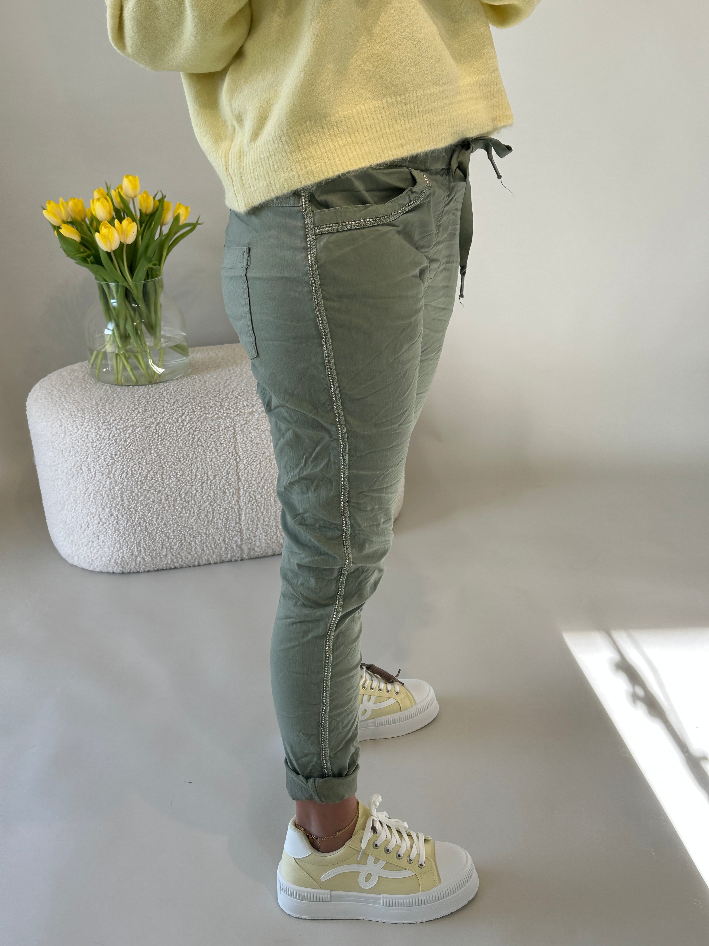 Hose in Olivgrün mit Glitzersteinen an der Seite