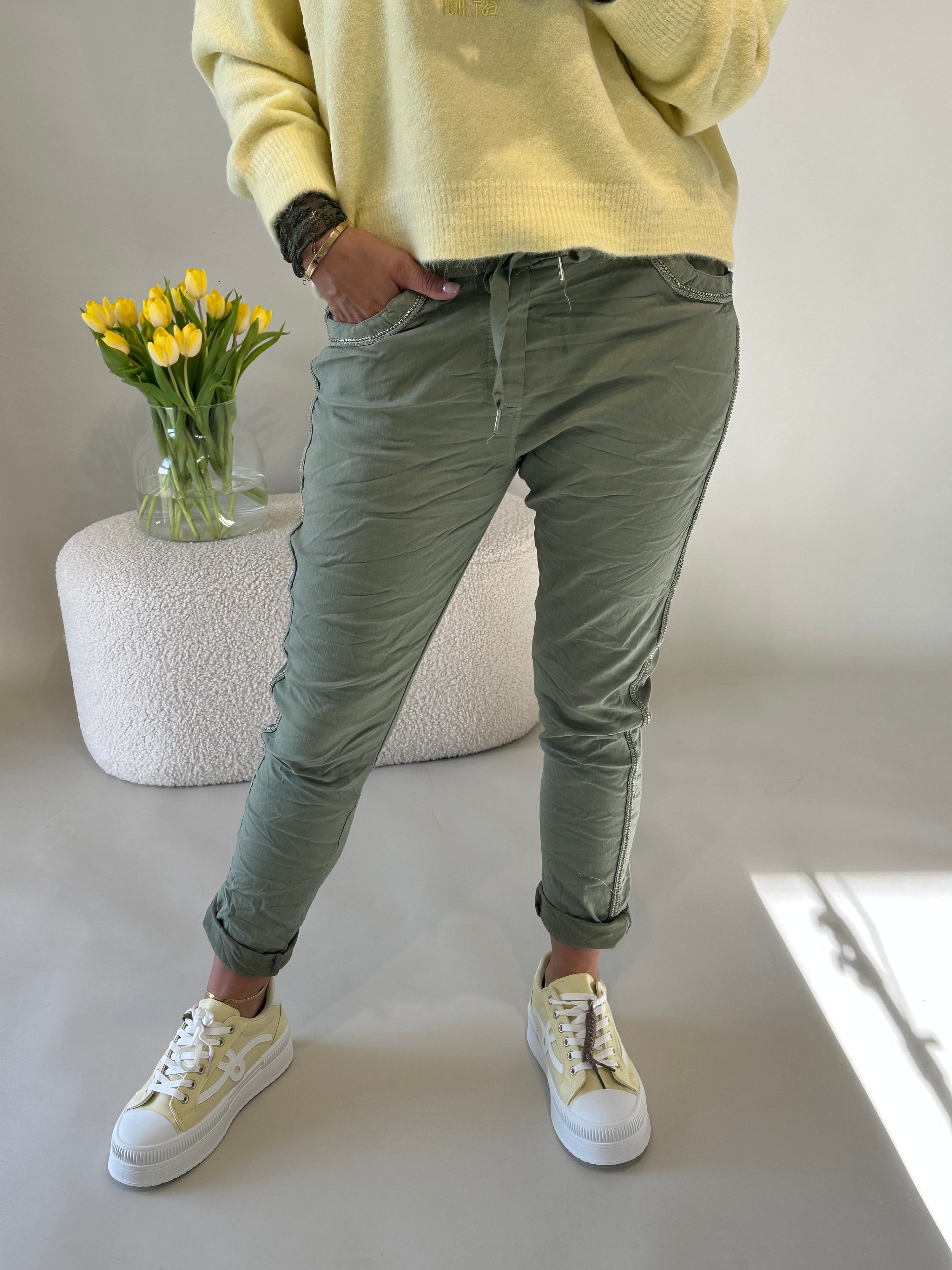 Hose in Olivgrün mit Glitzersteinen an der Seite