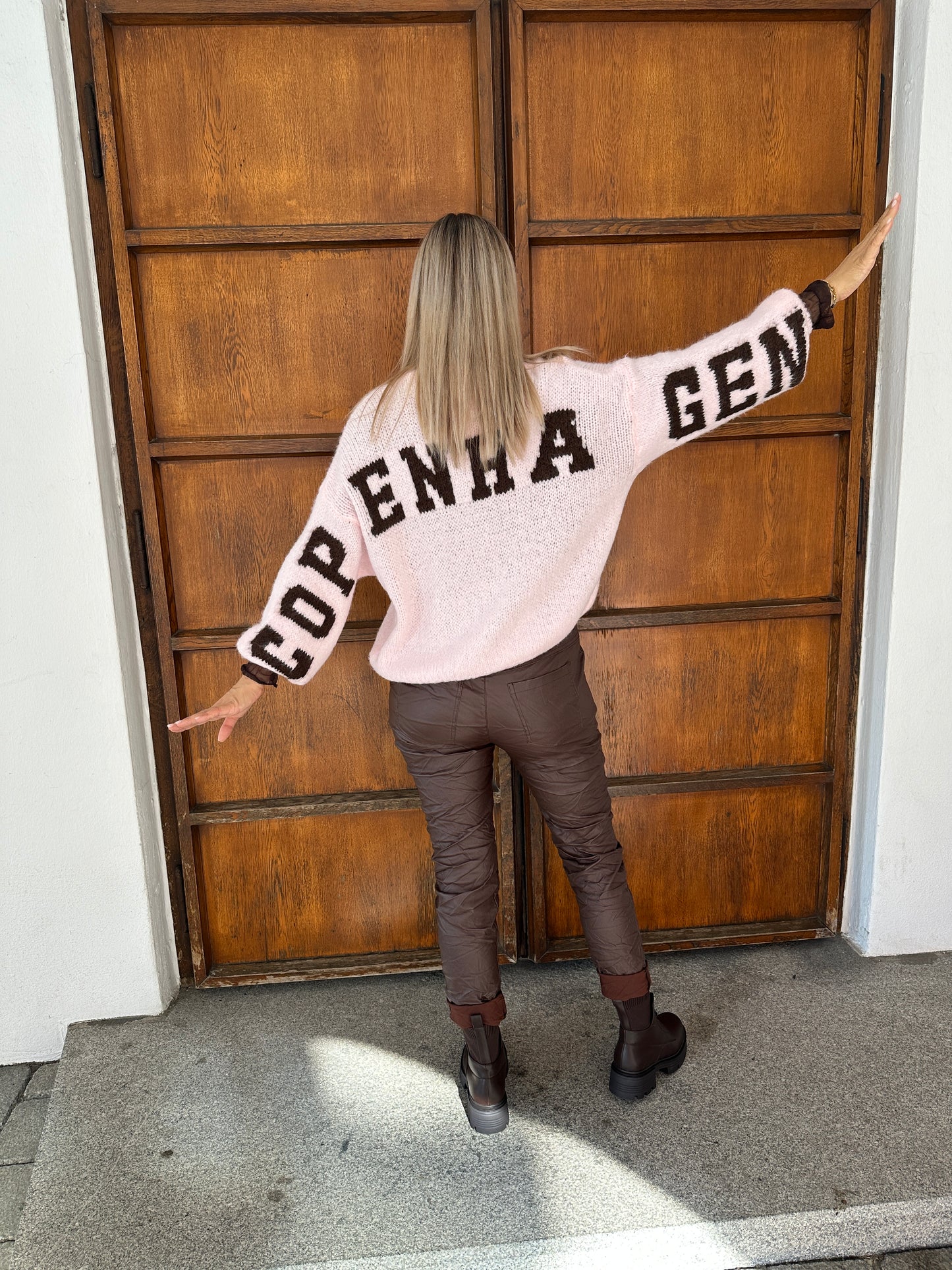 strickjacke in rosa mit schokobrauner schrift hinten