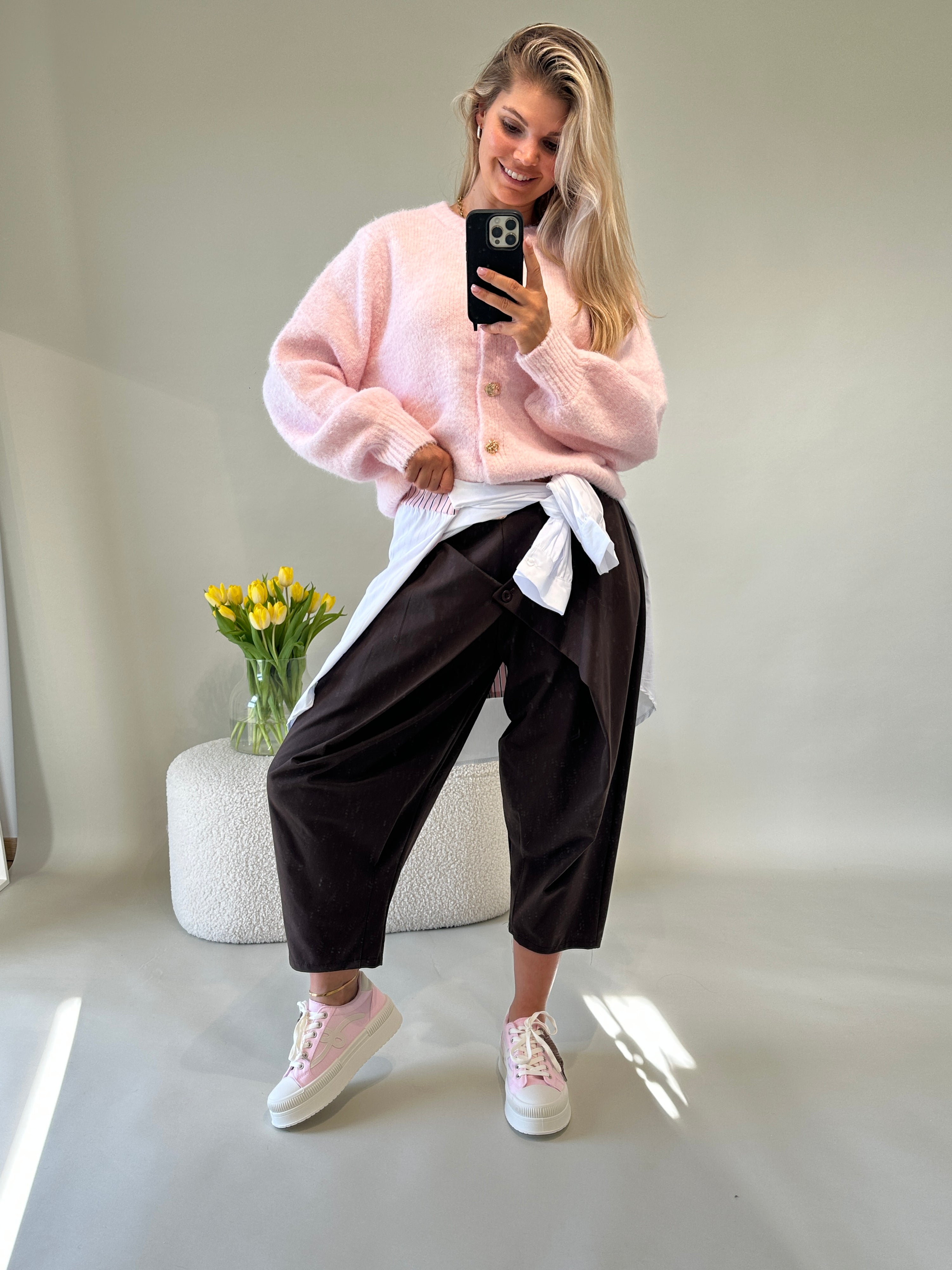 Strickjacke in Rosa mit goldenen Knöpfe