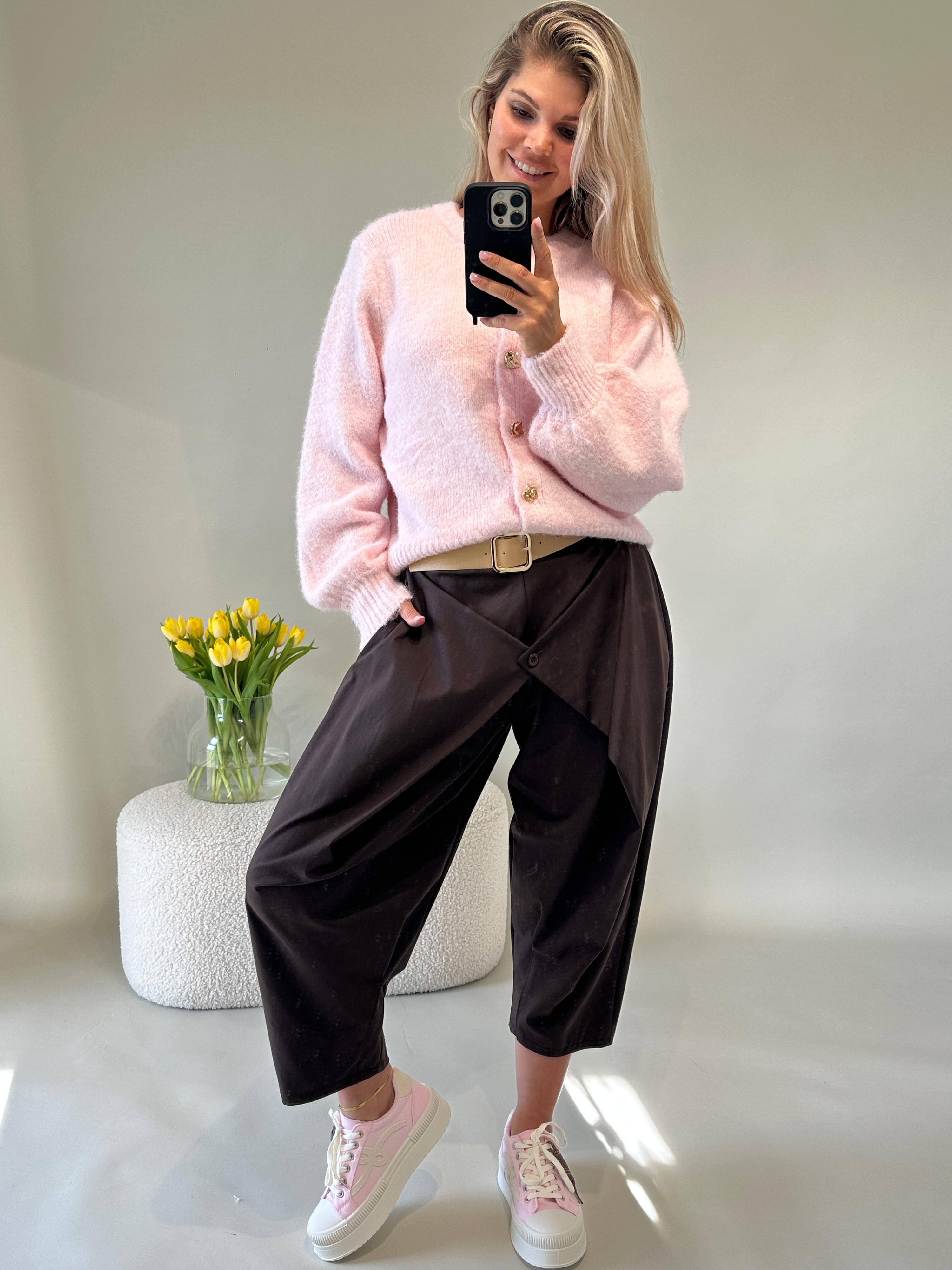 Strickjacke in Rosa mit goldenen Knöpfe