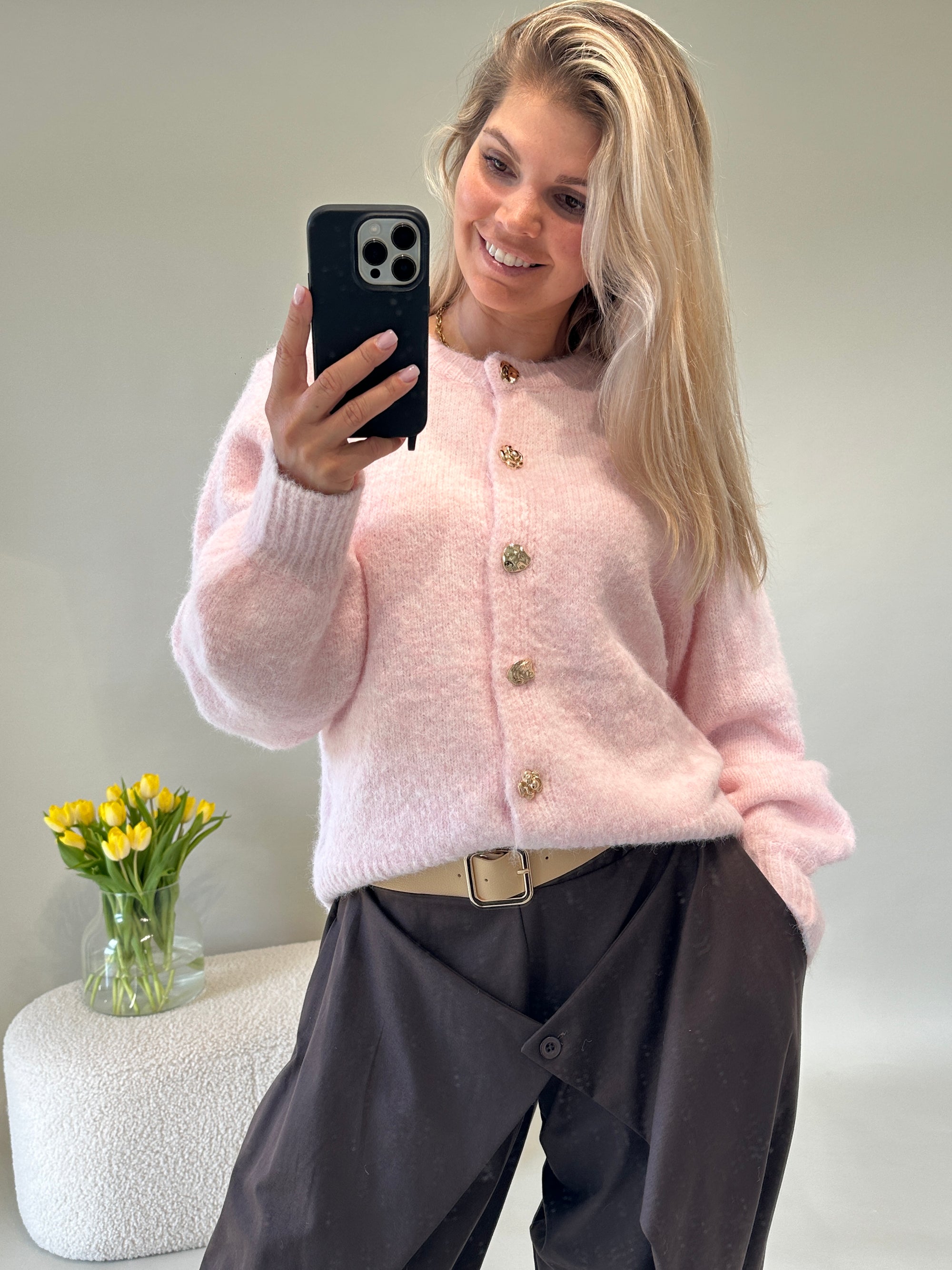 Strickjacke in Rosa mit goldenen Knöpfe