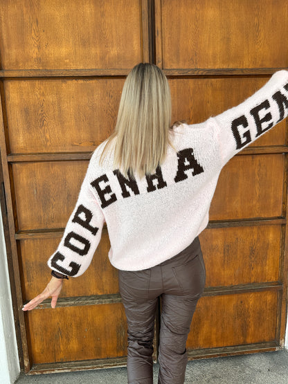 Strickjacke in Rosa mit Schokobrauner Schrift hinten