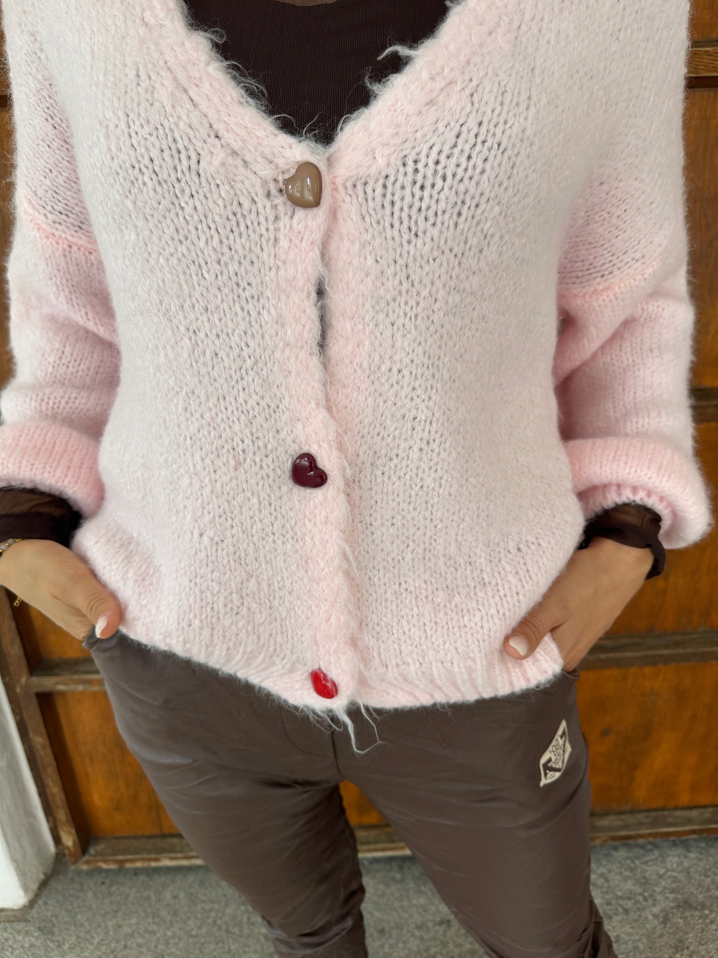 strickjacke in rosa mit schokobrauner schrift hinten