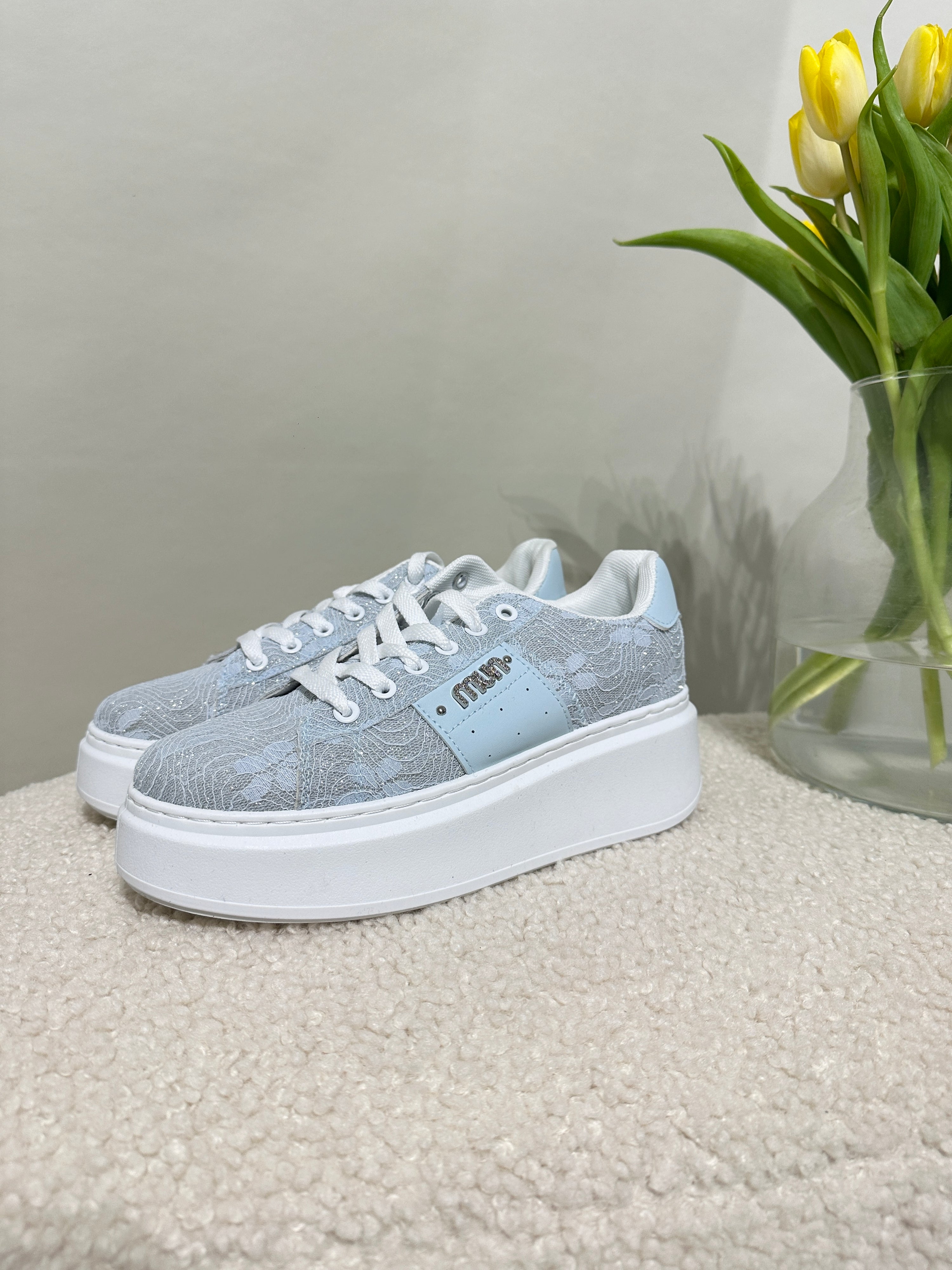 Sneaker in Hellblau mit Glitzer/Spitze