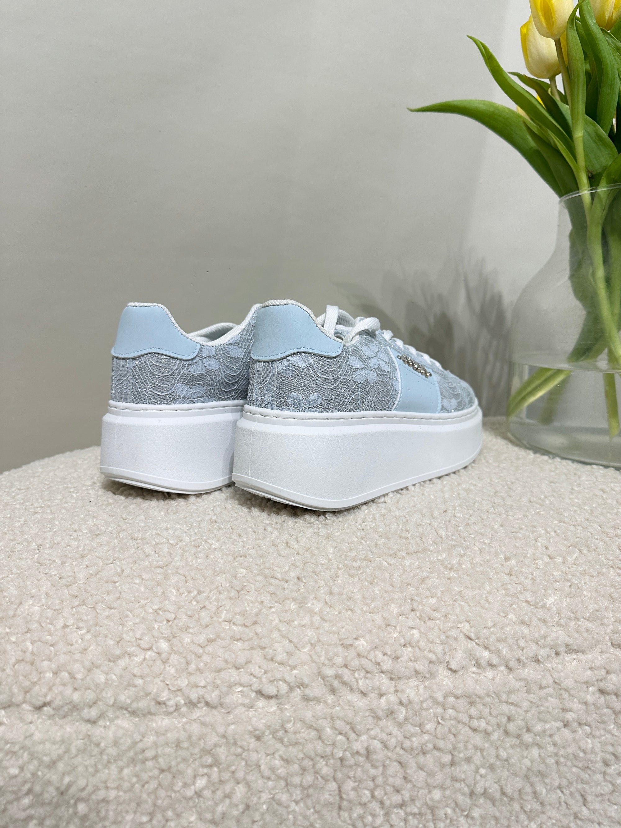 Sneaker in Hellblau mit Glitzer/Spitze