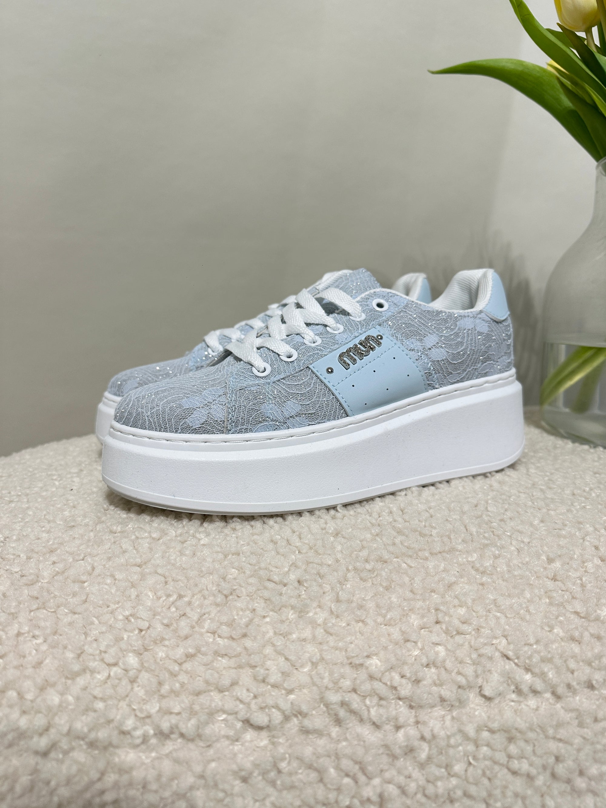 Sneaker in Hellblau mit Glitzer/Spitze