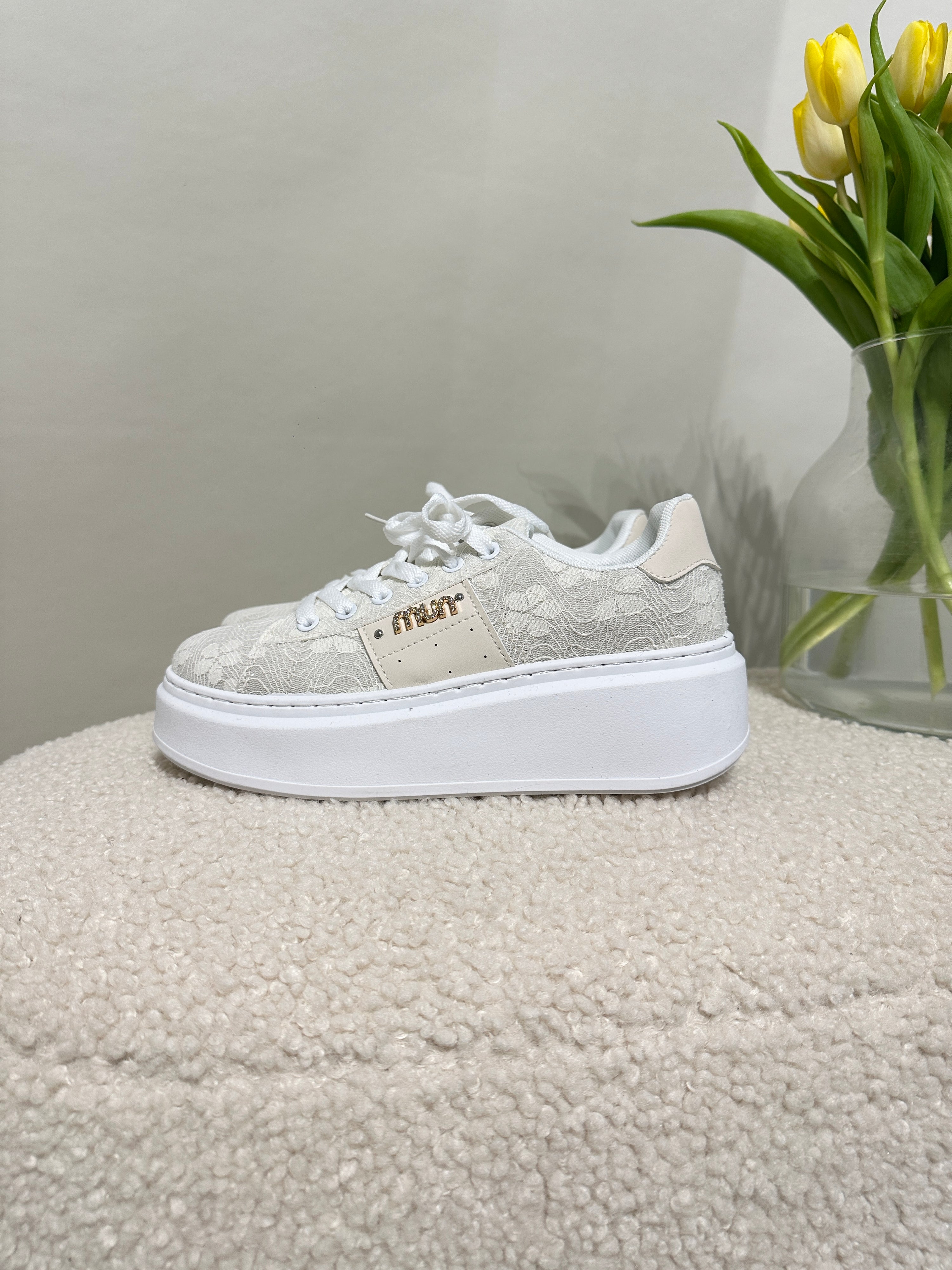 Sneaker in Beige mit Glitzer/Spitze