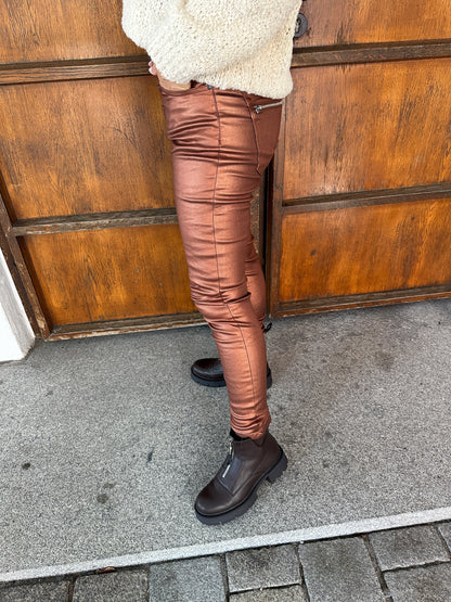 Hose in Lederoptik in Rost