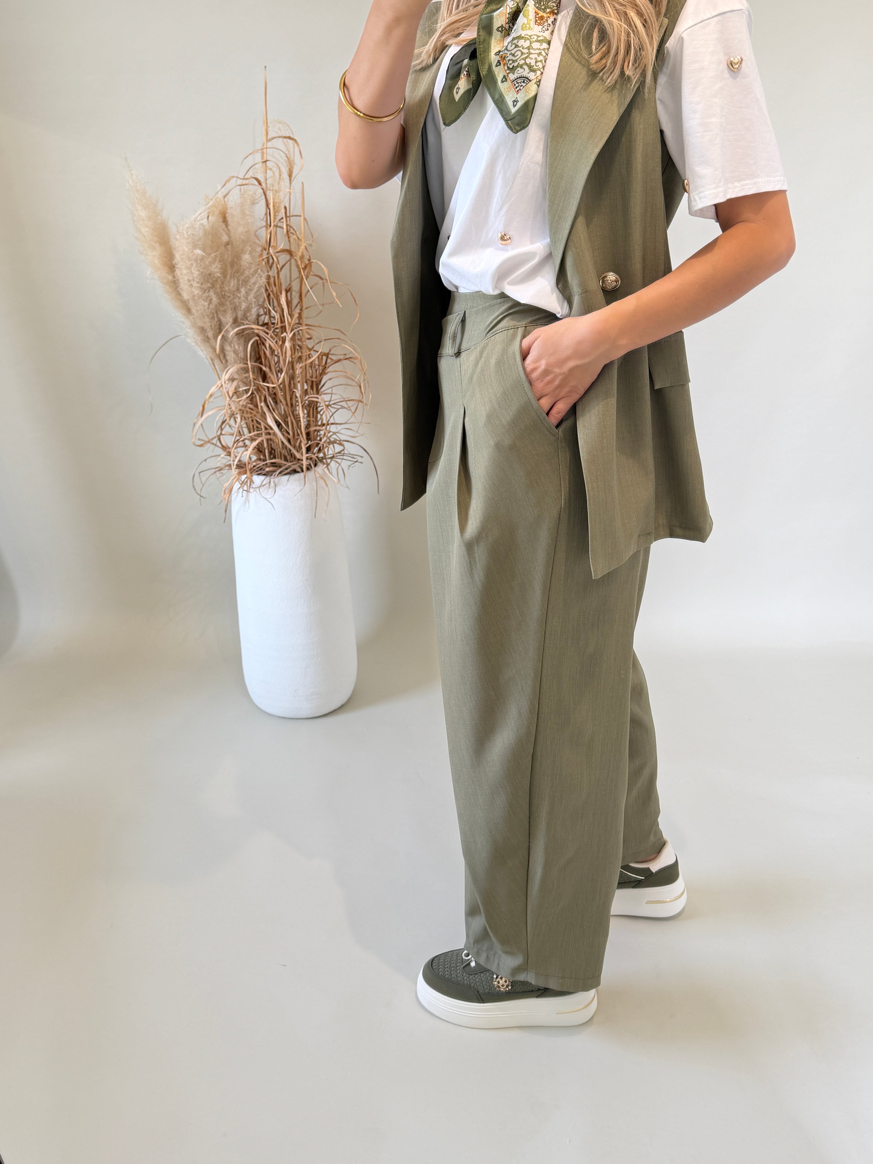 Hose in Olivgrün ( Bund schief )