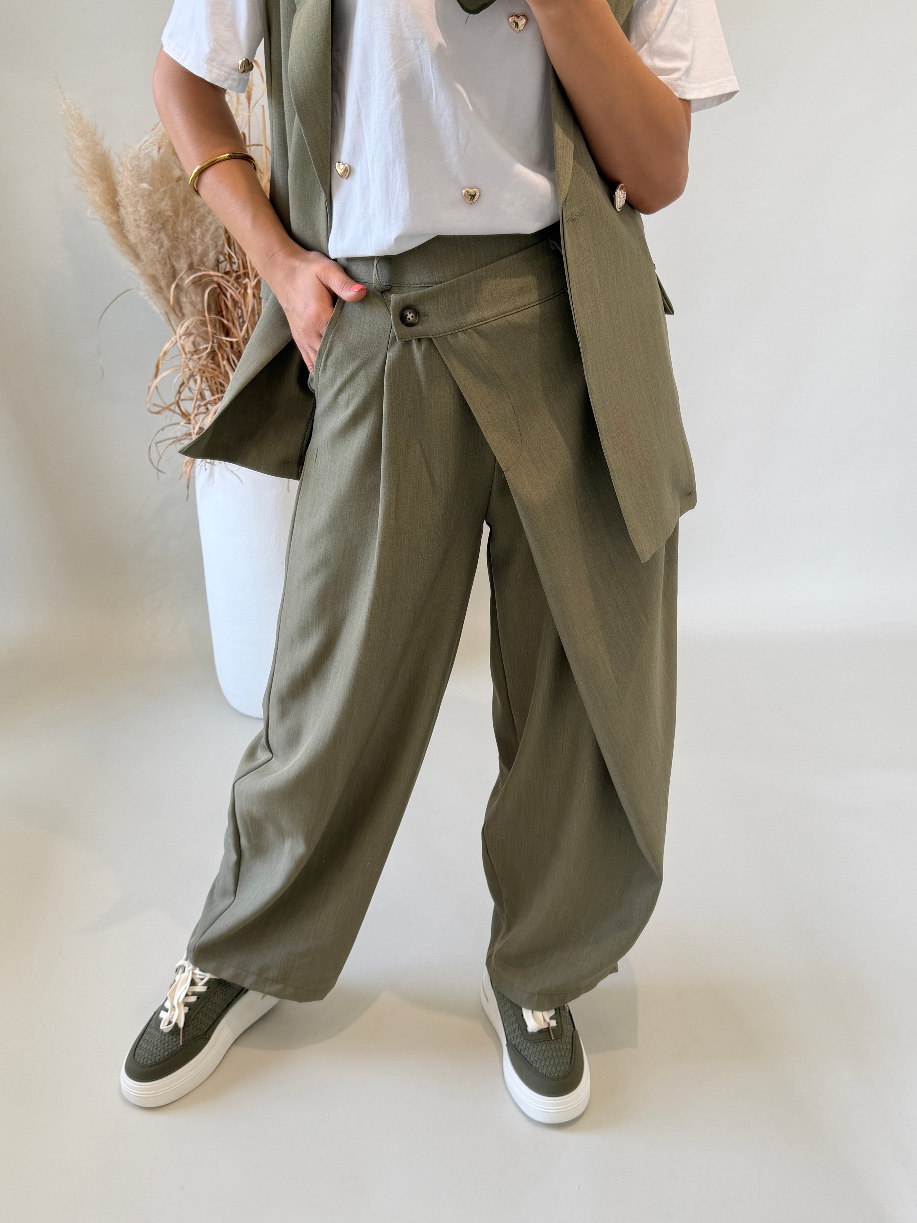 Hose in Olivgrün ( Bund schief )