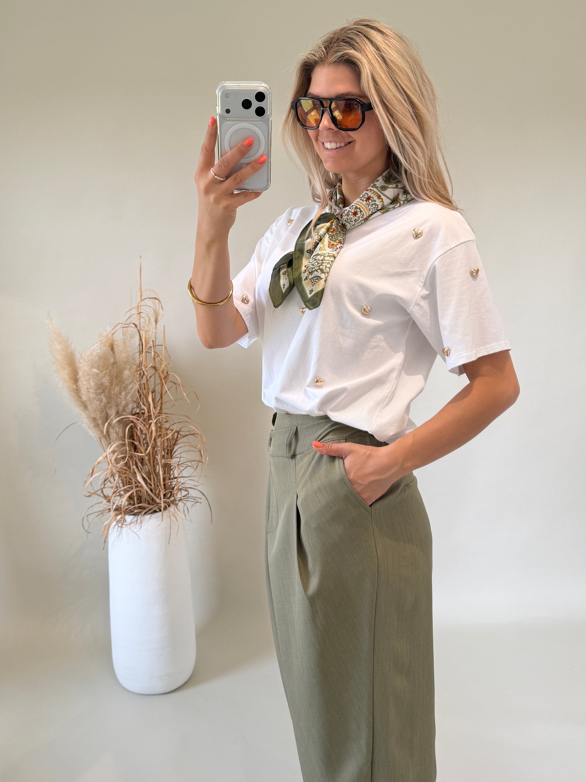 T - Shirt in Weiß mit goldenen Herzen