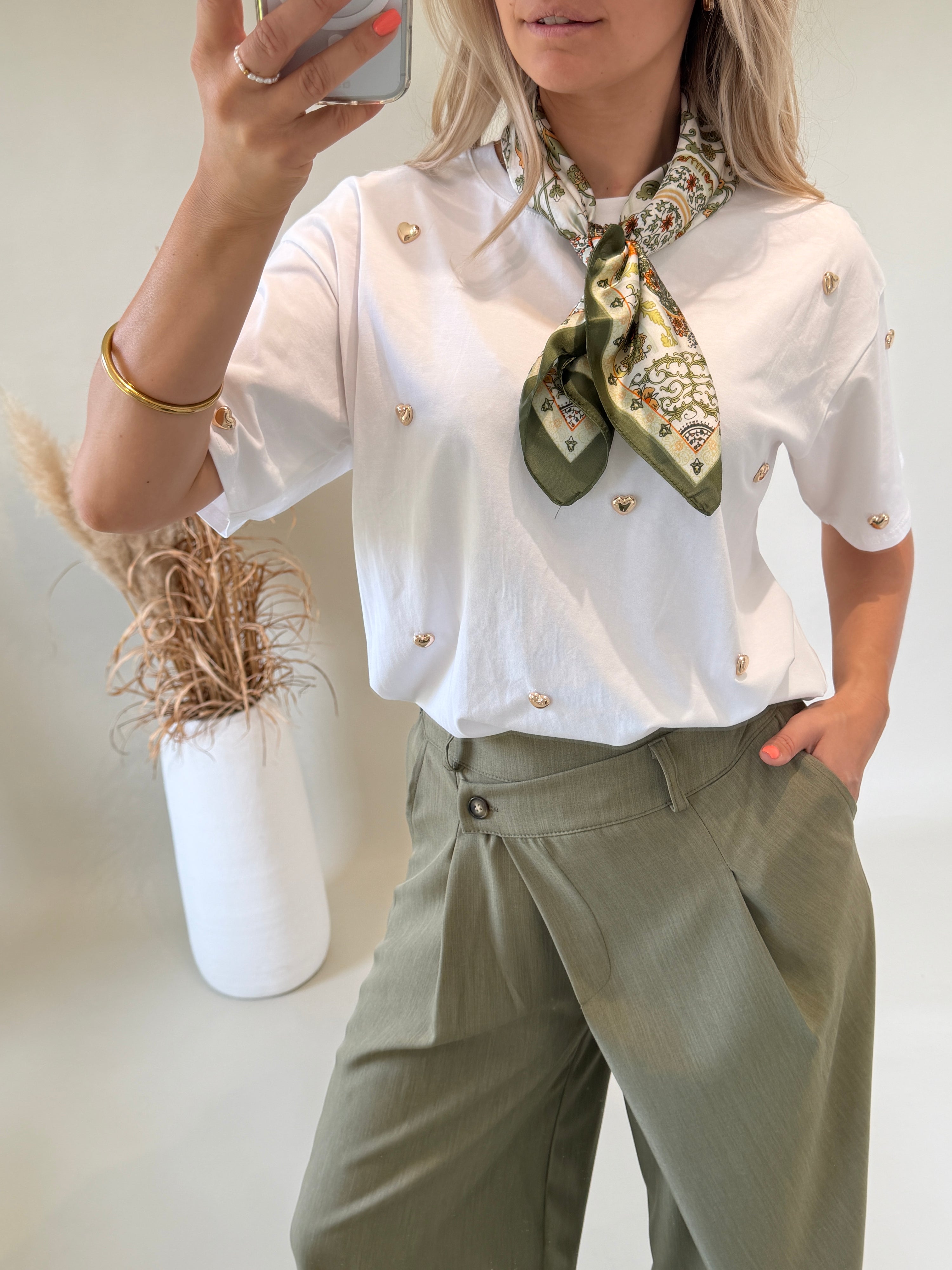 T - Shirt in Weiß mit goldenen Herzen