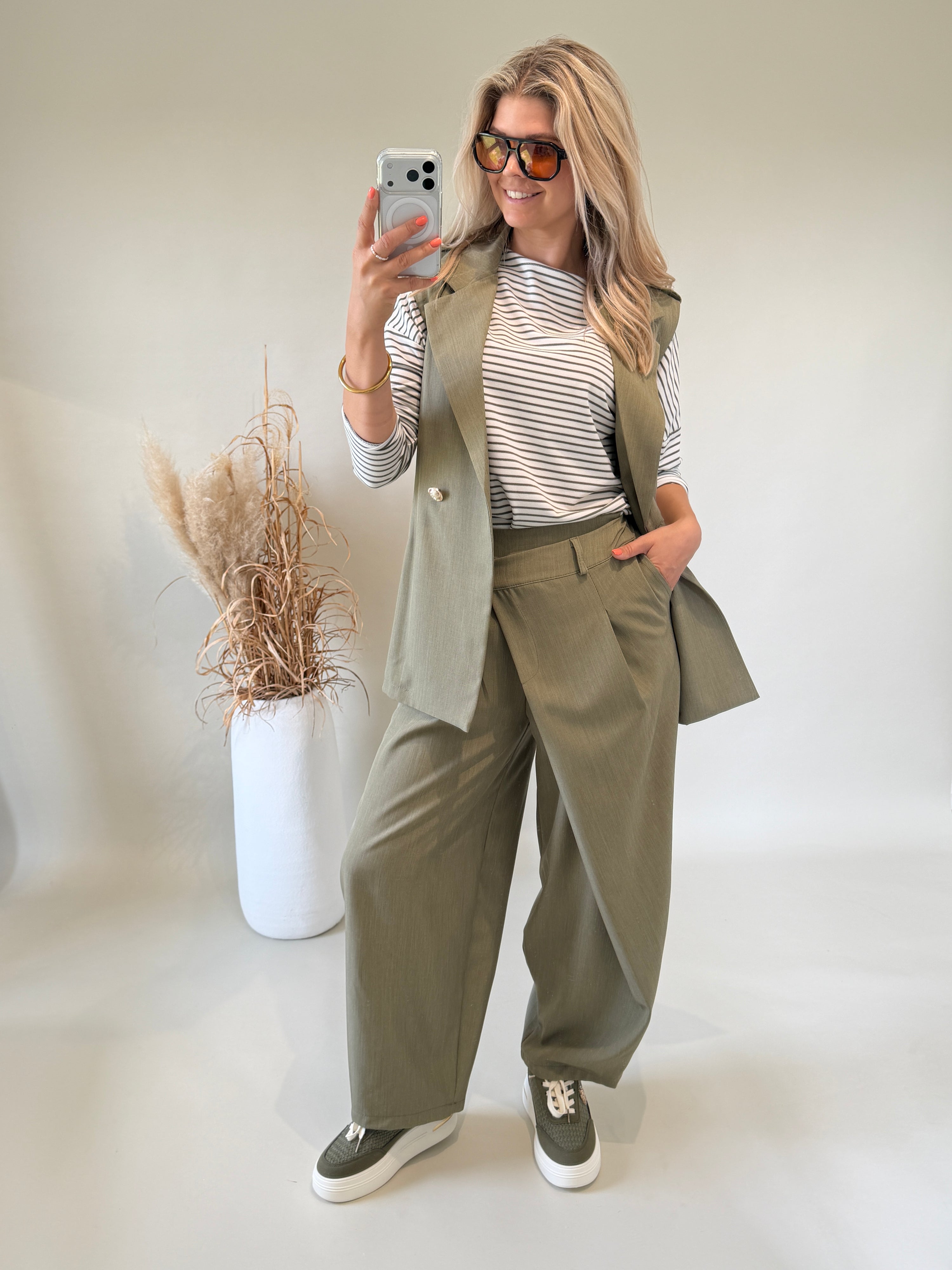 Shirt in Olivgrün / Weiß gestreift