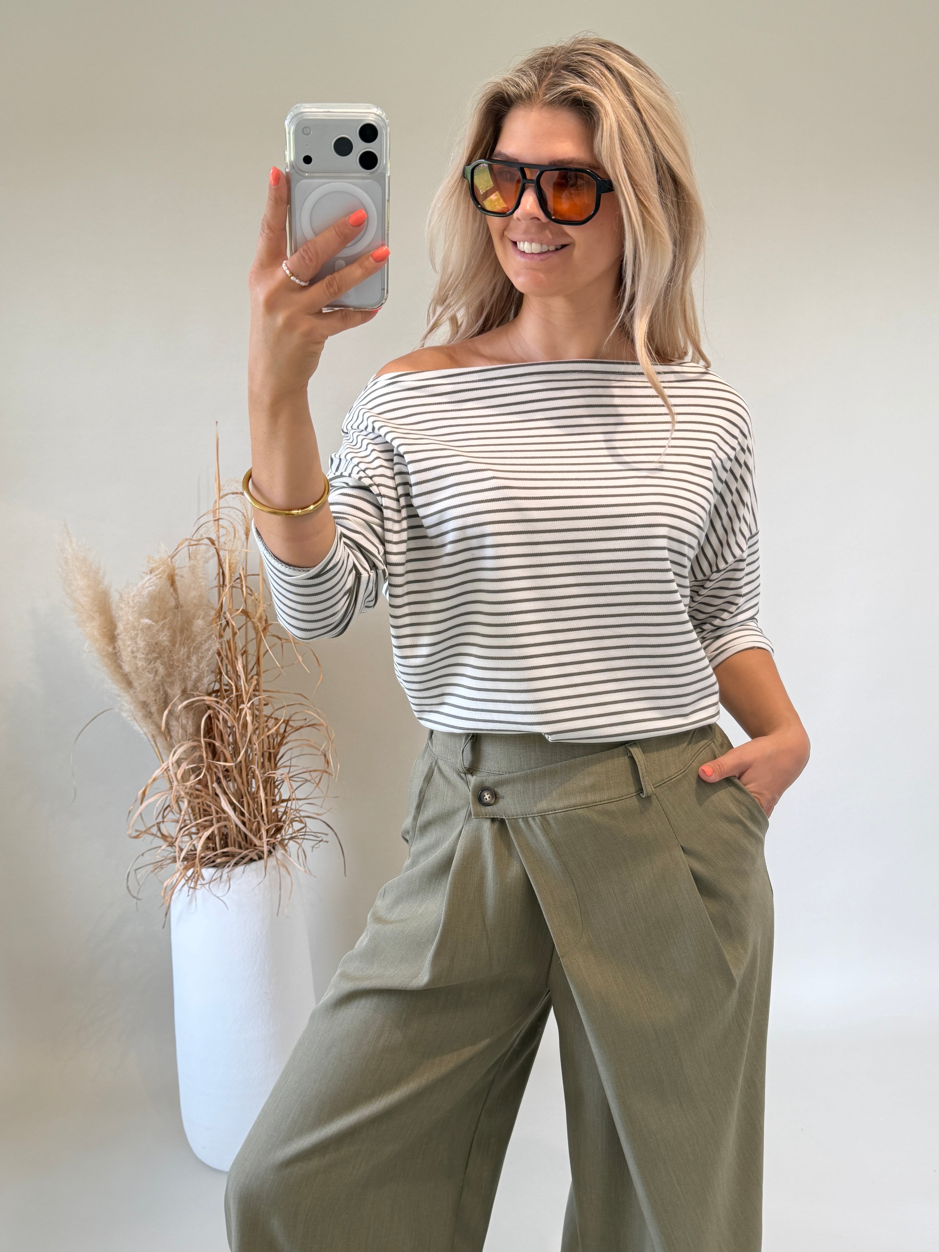 Shirt in Olivgrün / Weiß gestreift