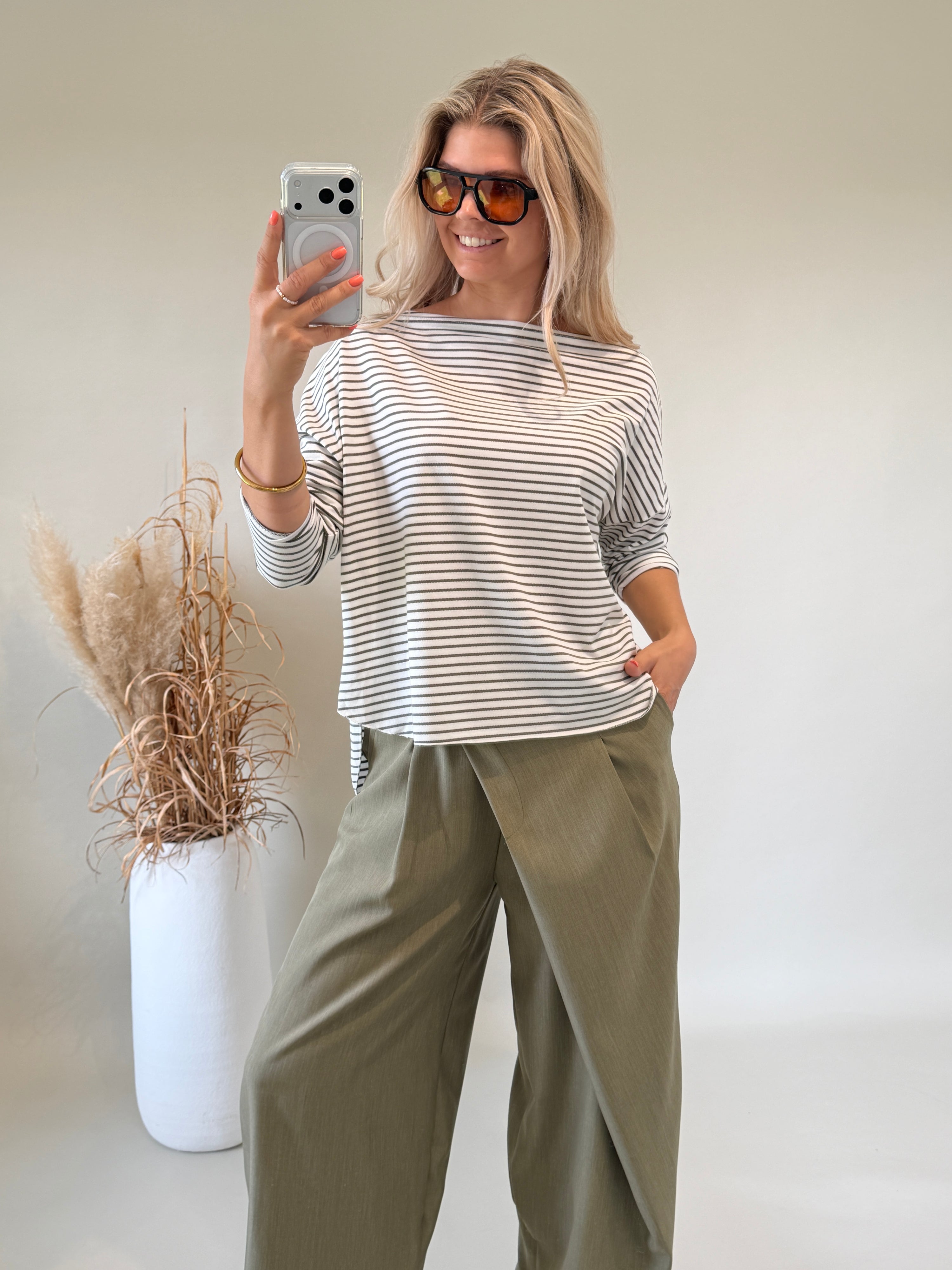 Shirt in Olivgrün / Weiß gestreift