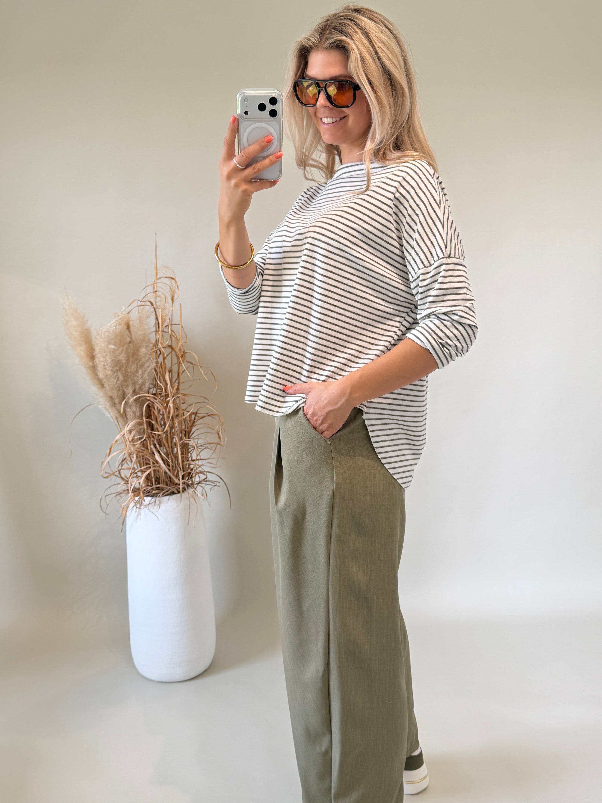 Shirt in Olivgrün / Weiß gestreift