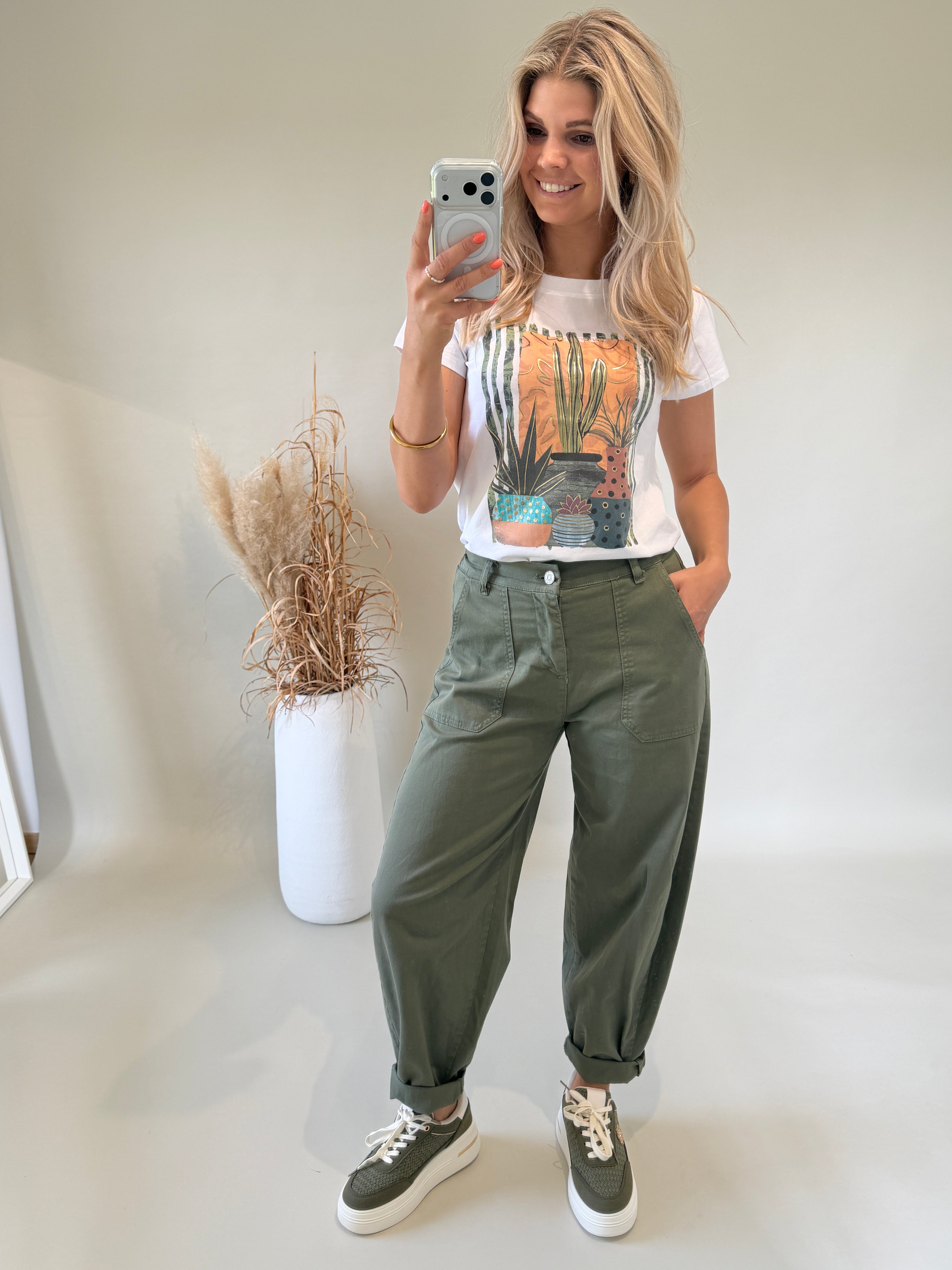 T - Shirt in Weiß mit Aufdruck in Olivgrün