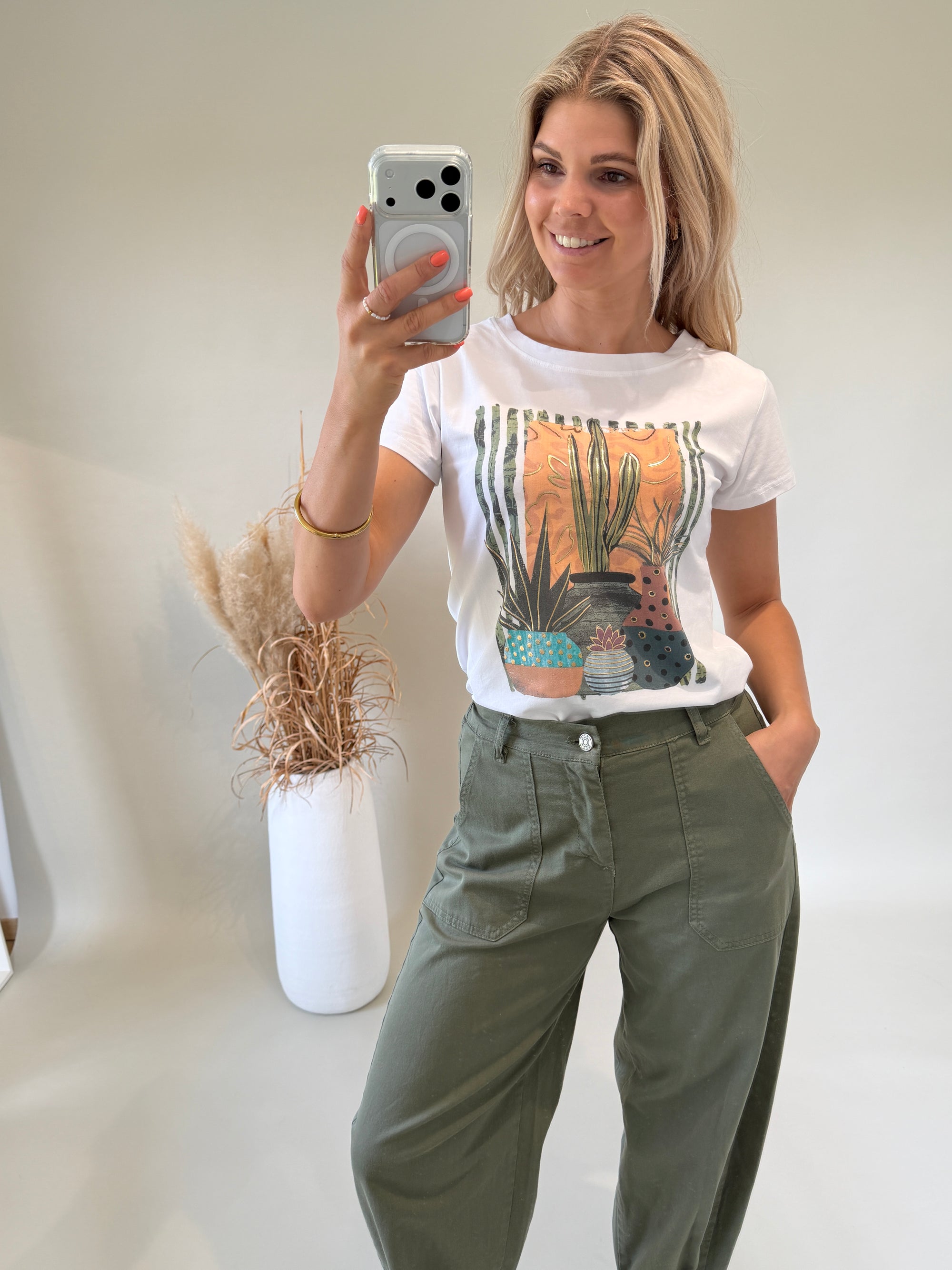 T - Shirt in Weiß mit Aufdruck in Olivgrün